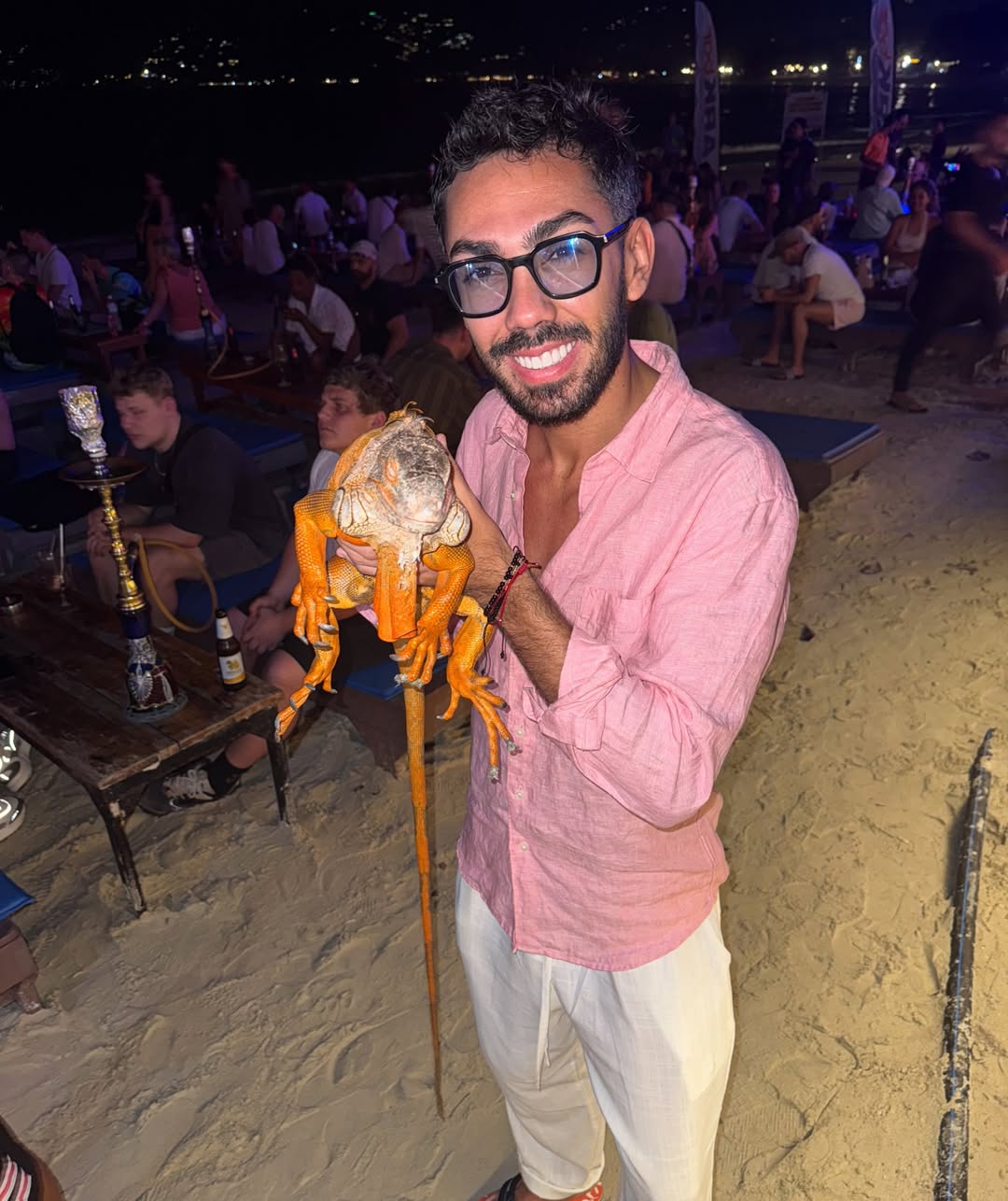 Cântărețul român a plecat în vacanța din Thailanda cu nașa: „Suntem o familie fericită”. De ce nu l-a însoțit nevasta
