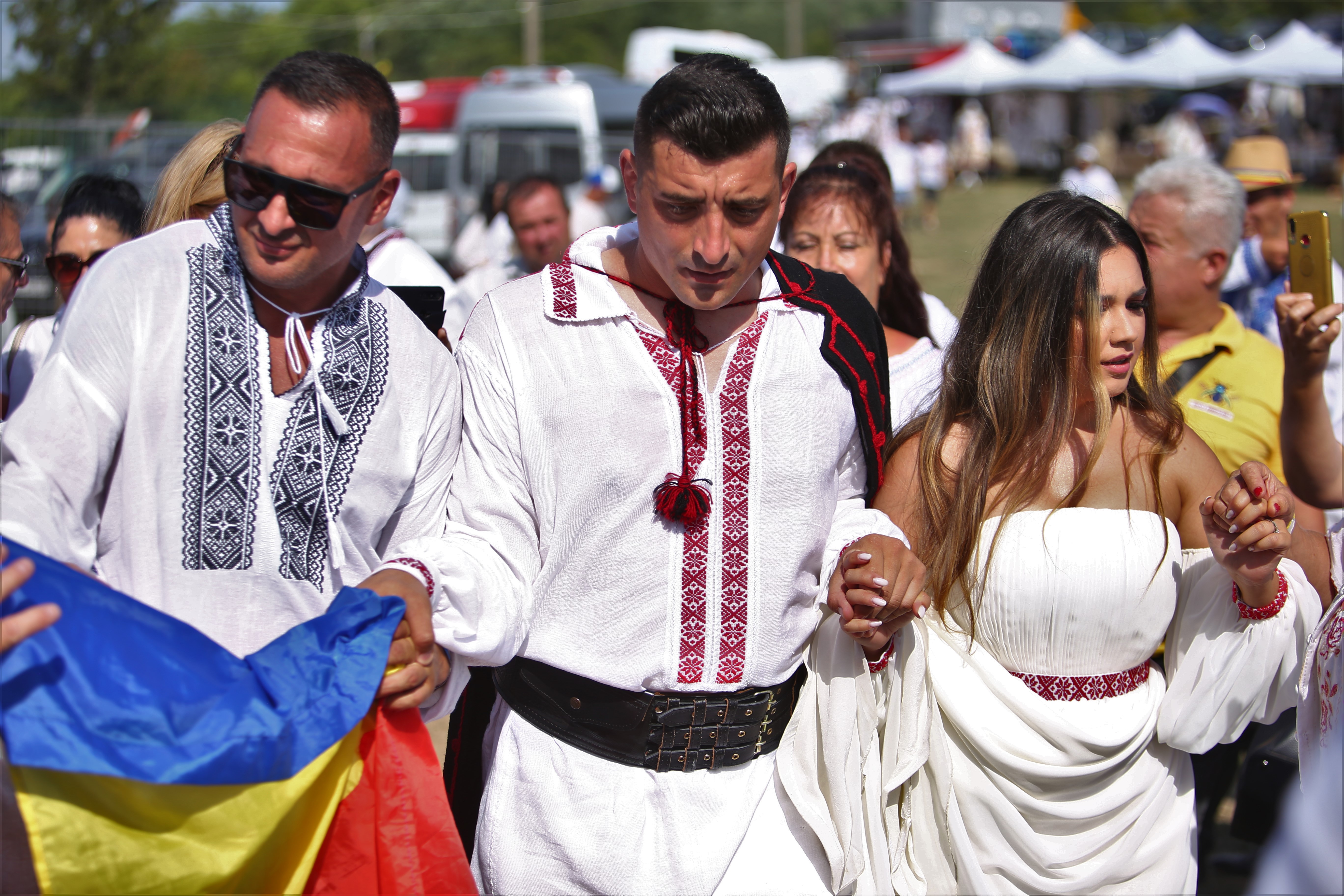 FOTO. Nunta lui George Simion, văzută de la fața locului. Câteva sute de oameni au rezistat în fața scenei, petrecerea a continuat până la 7 dimineața