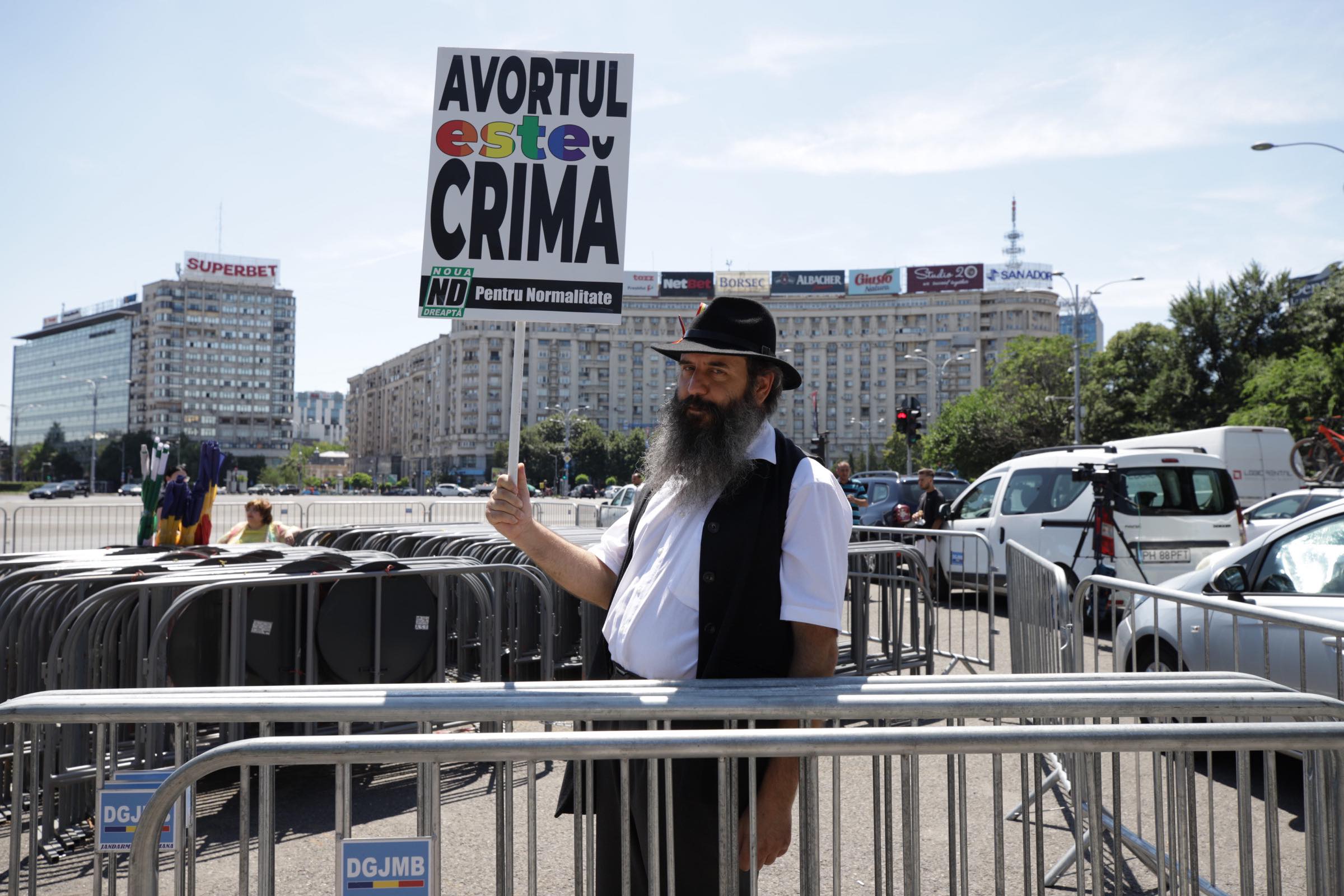 Aproape 25.000 de oameni au participat la Bucharest Pride, la câteva ore după ce 150 de persoane au luat parte la „Marșul normalității”