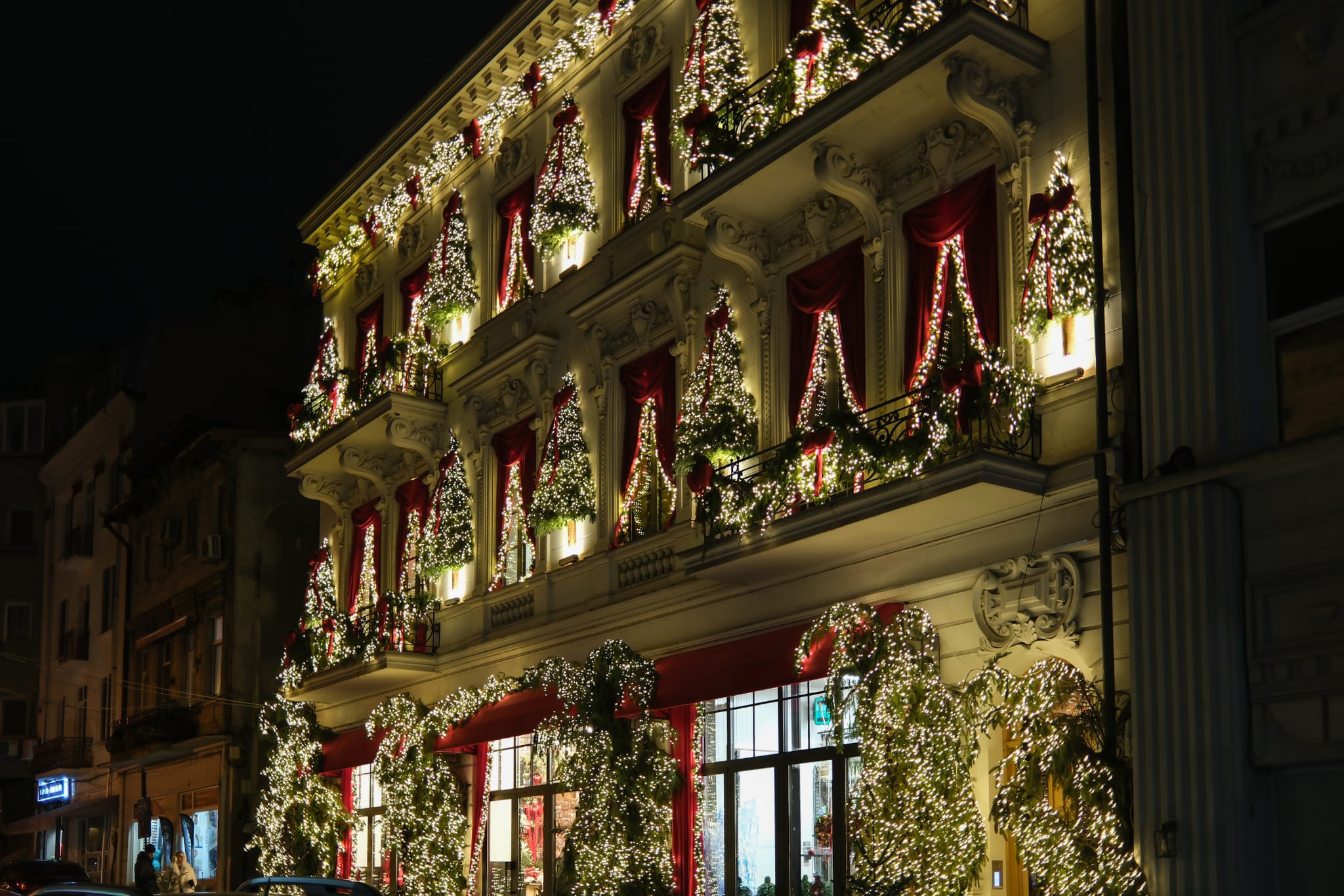 Cel mai frumos decorate clădiri din București înainte de Crăciun. Capitala a adoptat modelul european pentru acest sezon de iarnă