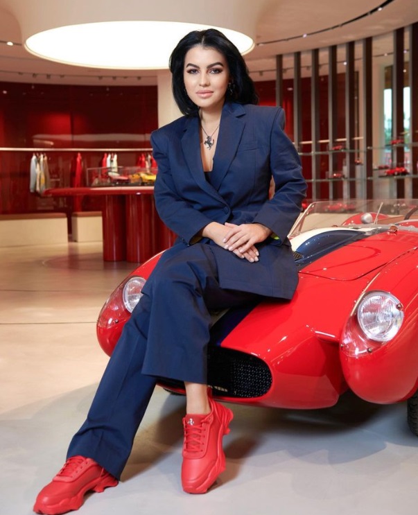 Soția româncă a lui Piero Ferrari, îmbrăcată într-o rochie de pe AliExpress și pantofi Zara. Romina Gingașu a spus cât costă ținuta purtată la Pro TV