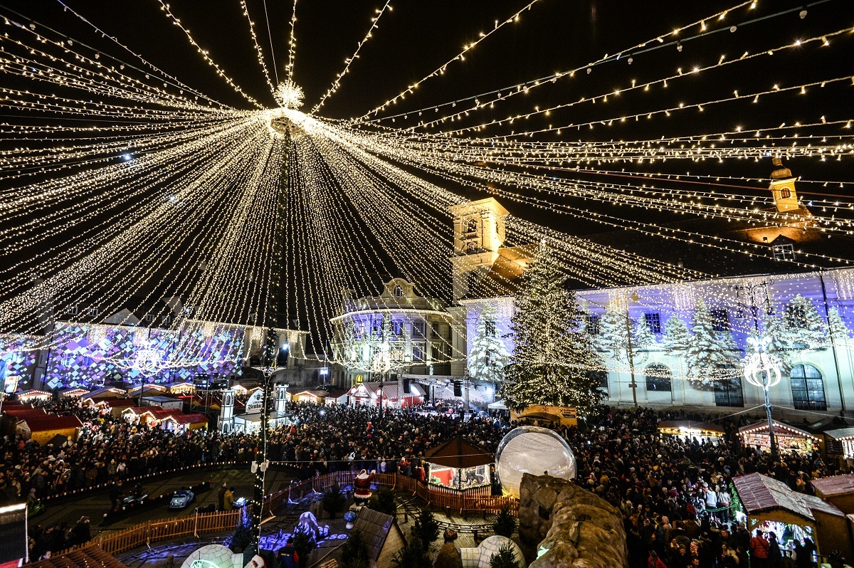 Târgul de Crăciun din Sibiu a început. Proiecția grandioasă din Piața Mare, urmărită de peste zece mii de oameni