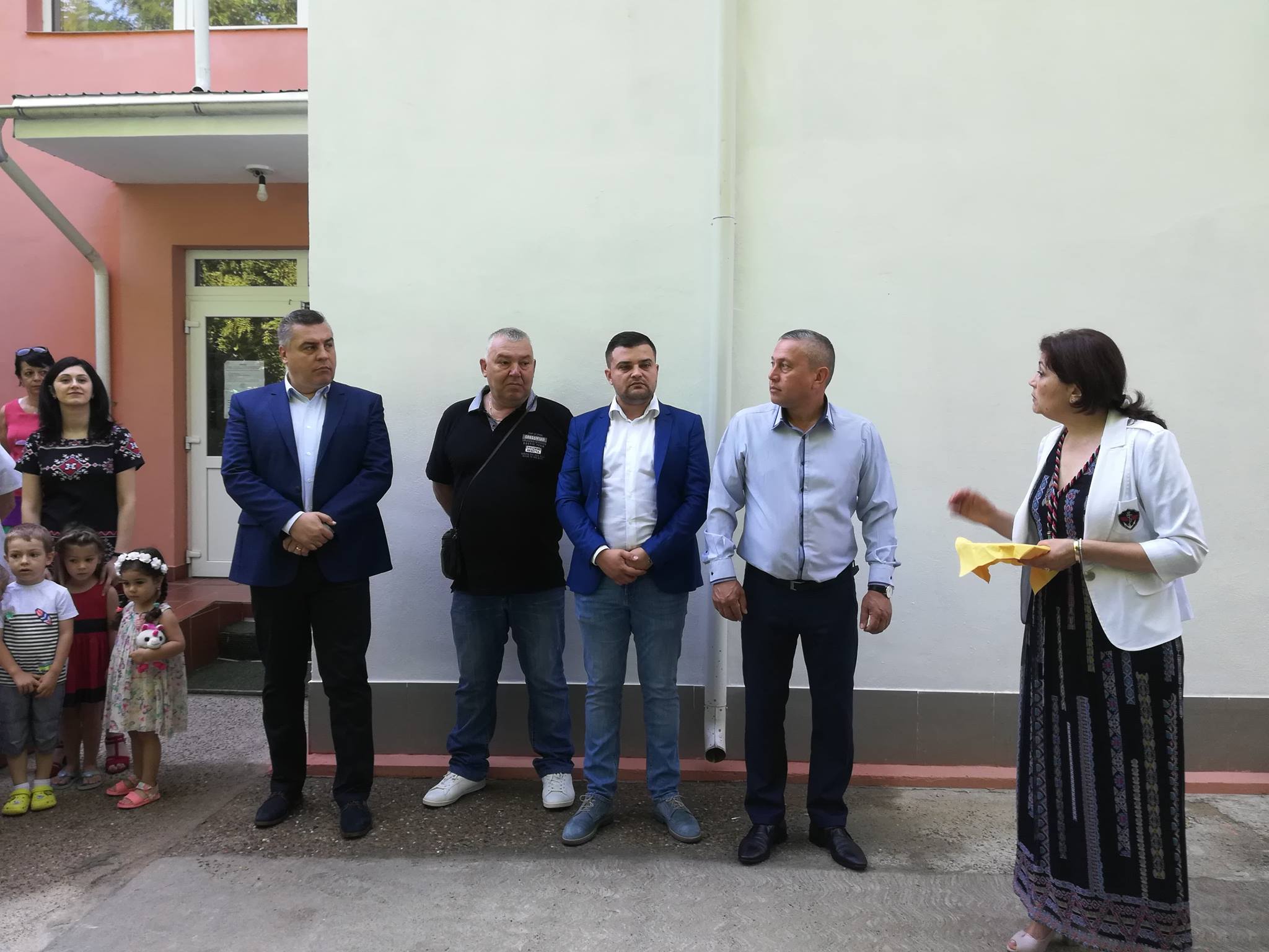 FOTOGALERIE | La Tecuci s-a tăiat panglica pentru o scară de incendiu. Primarul, întâmpinat cu pâine şi sare