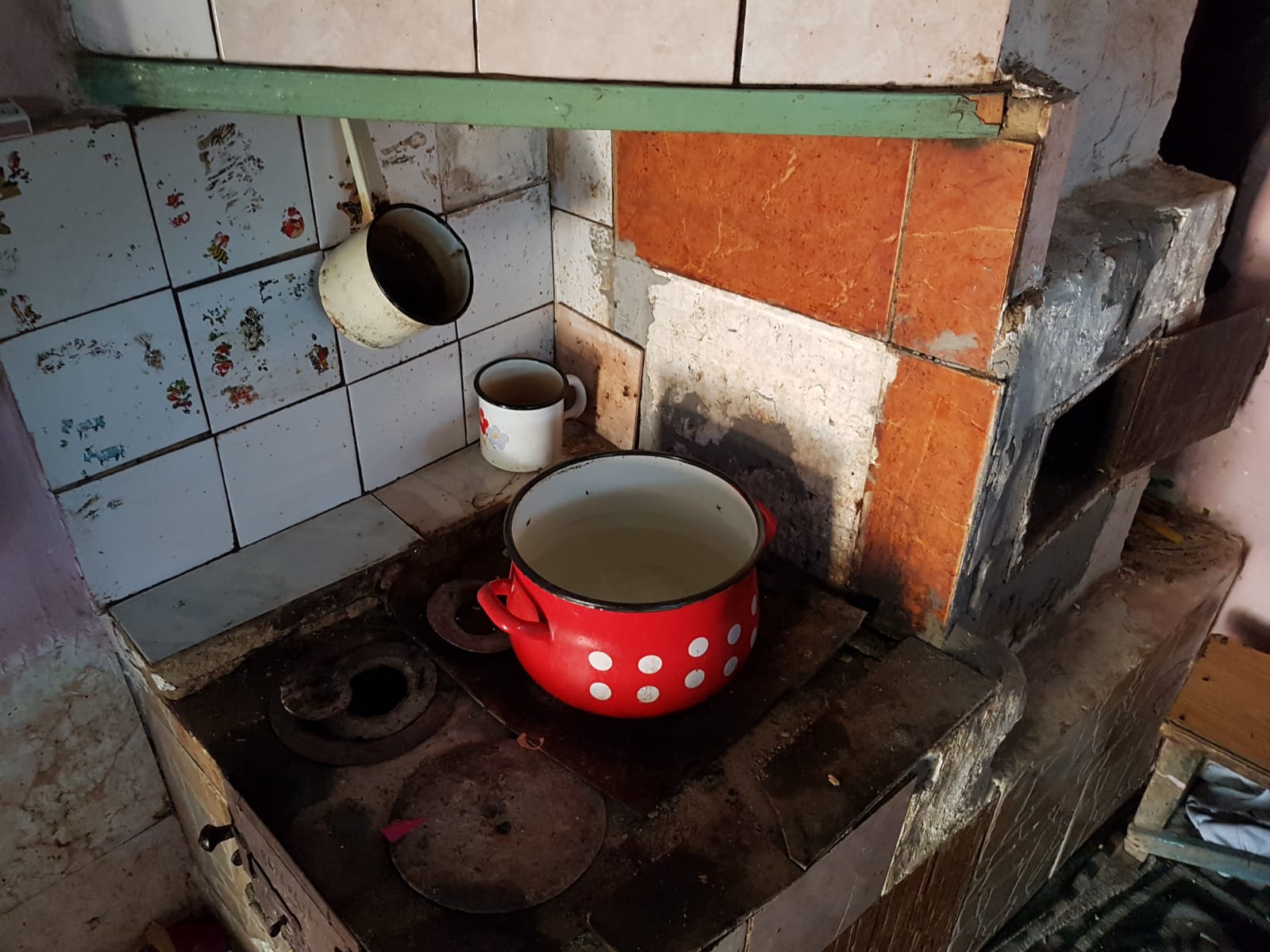 REPORTAJ: Am fost acasă la copila care merge flămândă la școală. Șapte suflete, fără speranță: trăiesc într-o cocioabă, fără frigider și aragaz și se tem că nu vor trece iarna/VIDEO&FOTO