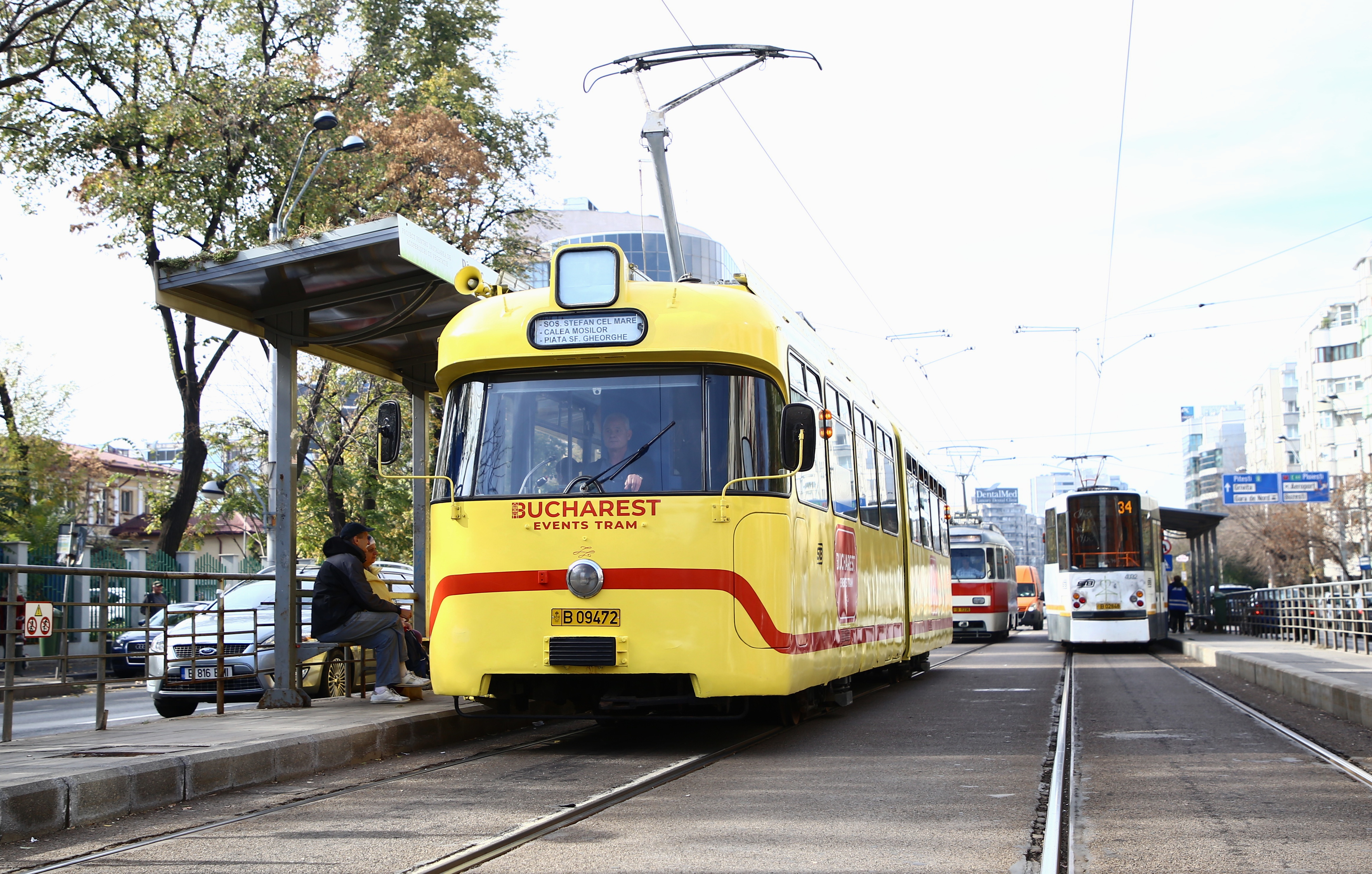 GALERIE FOTO / Imagini inedite cu tramvaiele de epocă, la paradă în București. În vagoane a cântat fanfara, iar vatmanul a purtat uniforma de altădată