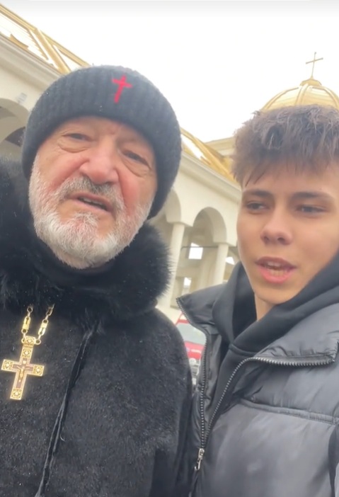 Sfatul din trei cuvinte pe care Gigi Becali i l-a dat unui tânăr de pe TikTok la biserică