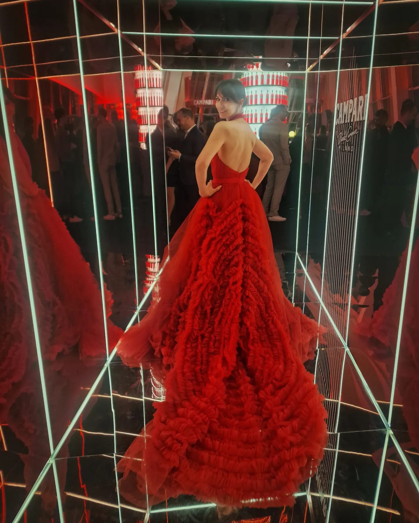 Dana Rogoz, diva în roșu de la Cannes 2023. Actrița a îmbrăcat o rochie cu trenă, în valoare de peste 7.500 de lei