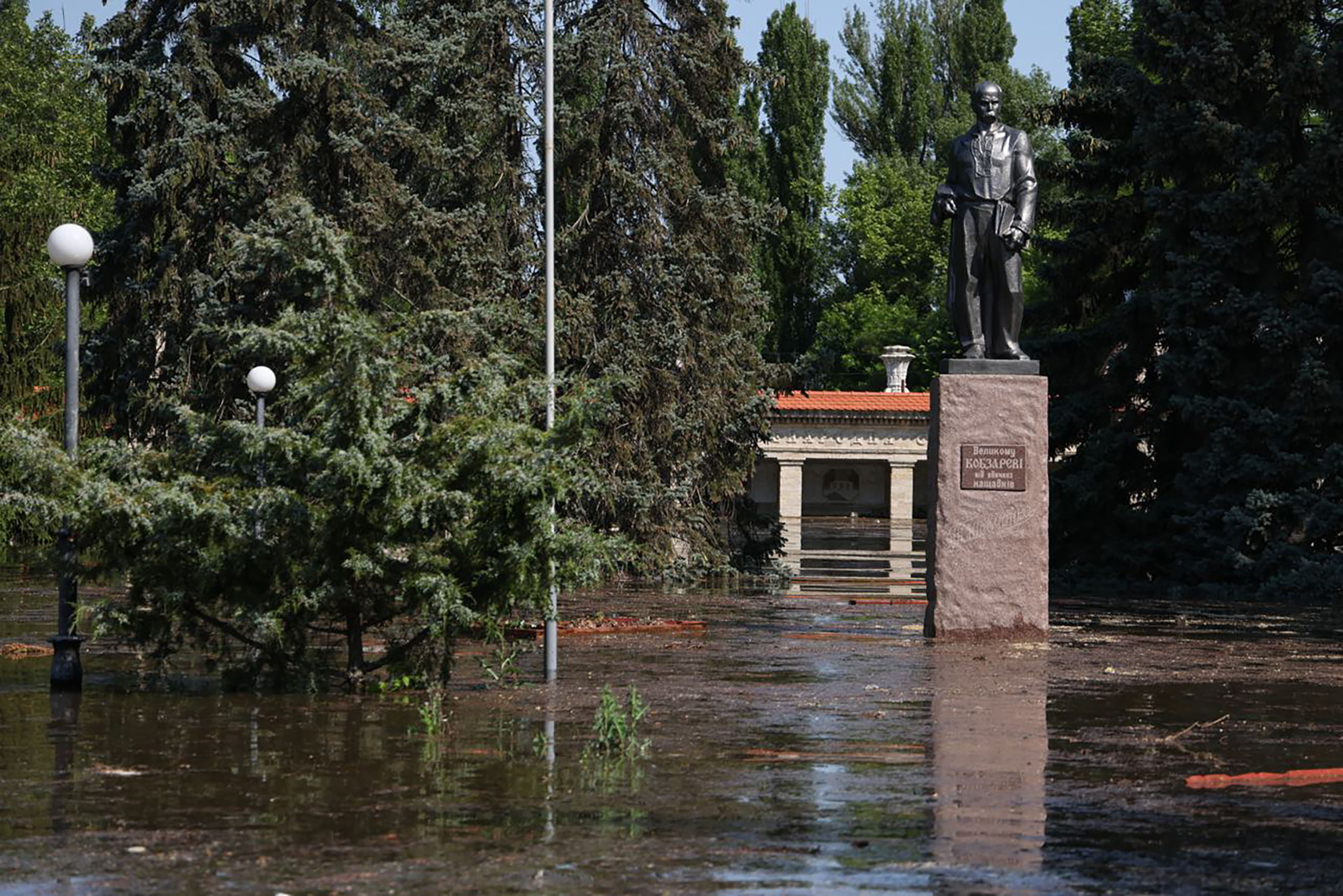 Imagini cu dezastrul din Herson provocat de distrugerea barajului hidrocentralei Nova Kahovka. VIDEO