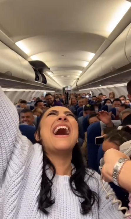 Andra a cântat într-un avion pe ruta București - Cluj. Pasagerii s-au ridicat în picioare: „Avea cumva întârziere avionul și făcuși divertisment?”
