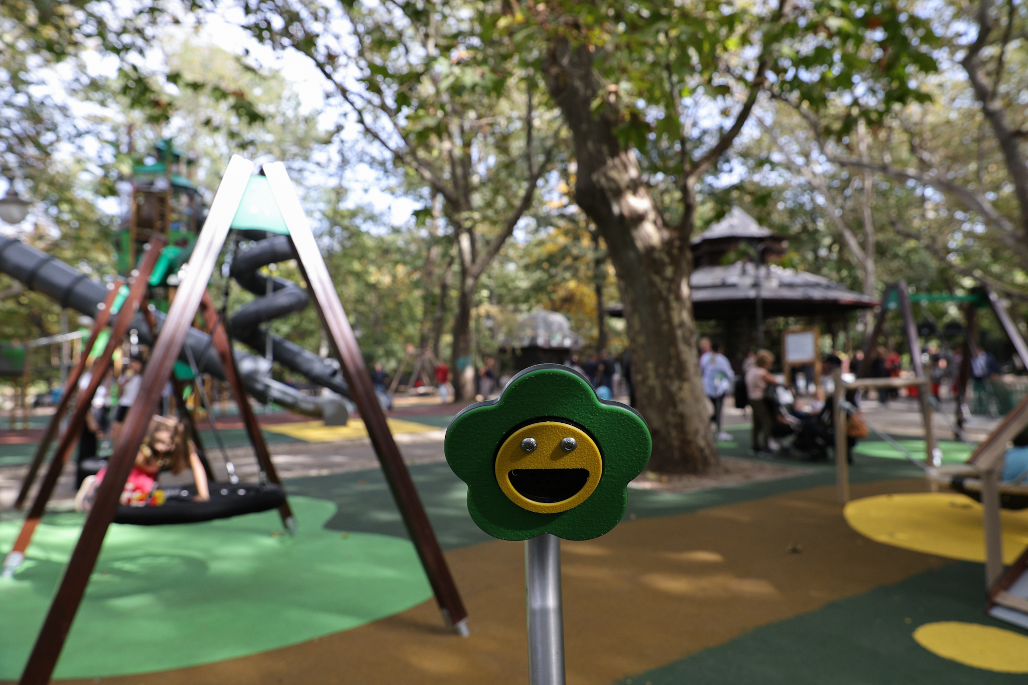 FOTO. Locurile de joacă pentru copii din Parcul Cișmigiu au fost modernizate. Noutatea: zonă specială pentru persoanele cu dizabilități