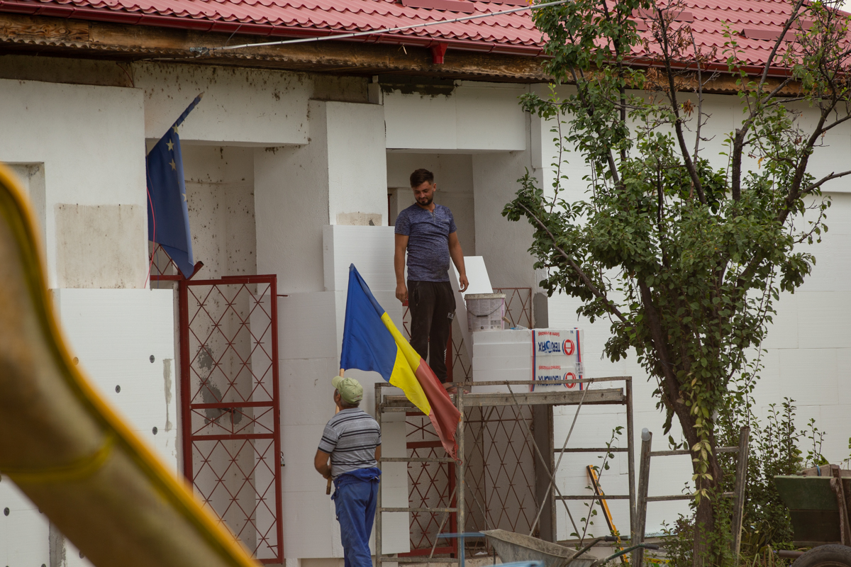 REPORTAJ. Pentru mii de copii de la sate, noul an şcolar va însemna măşti chinezeşti, întoarcerea la toaletele turceşti şi la minciunile româneşti!