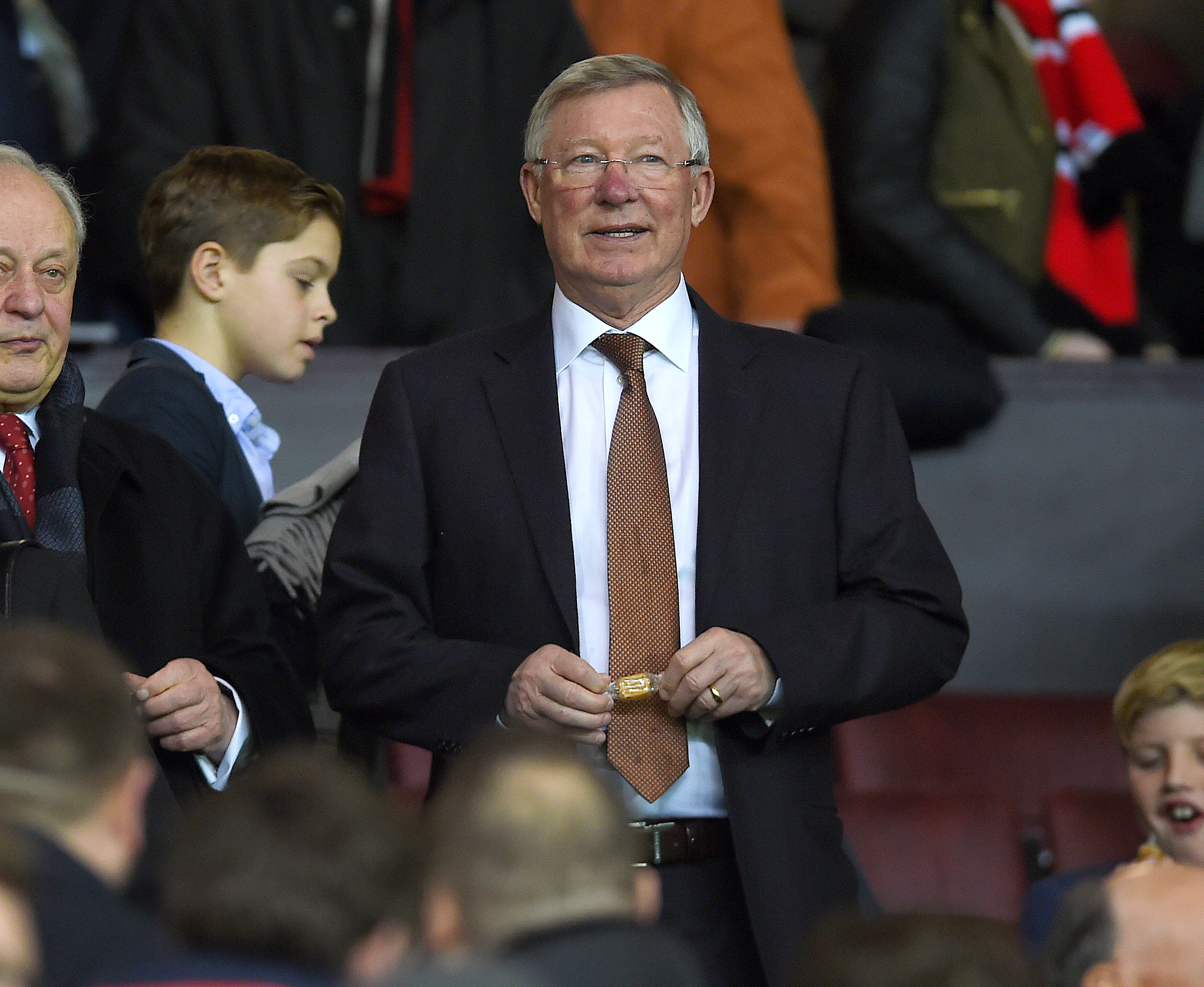 Van Gaal se ține tare: ”Nu-mi dau demisia!”. ^La Manchester se vând fulare cu Mourinho, dorit pe ”Old Trafford”! GALERIE FOTO
