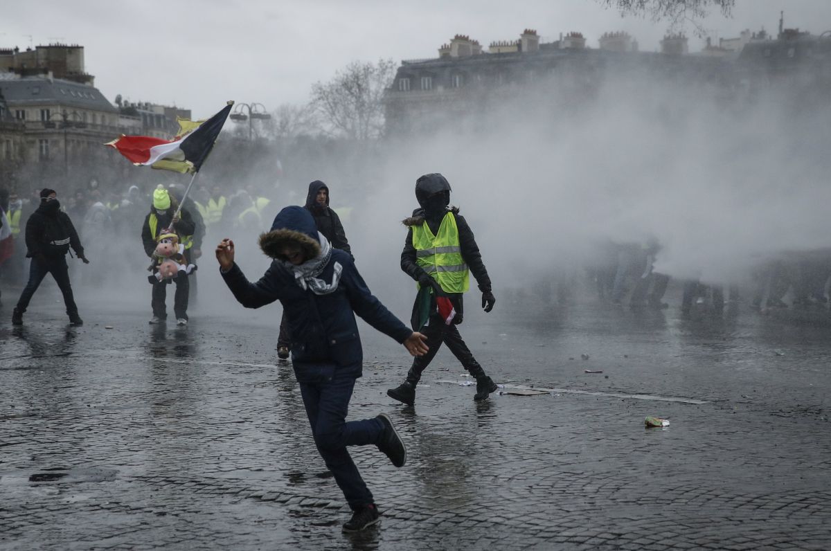 FOTO | Noi violențe la protestul vestelor galbene din Paris: tunuri cu apă, gaze lacrimogene și zeci de rețineri