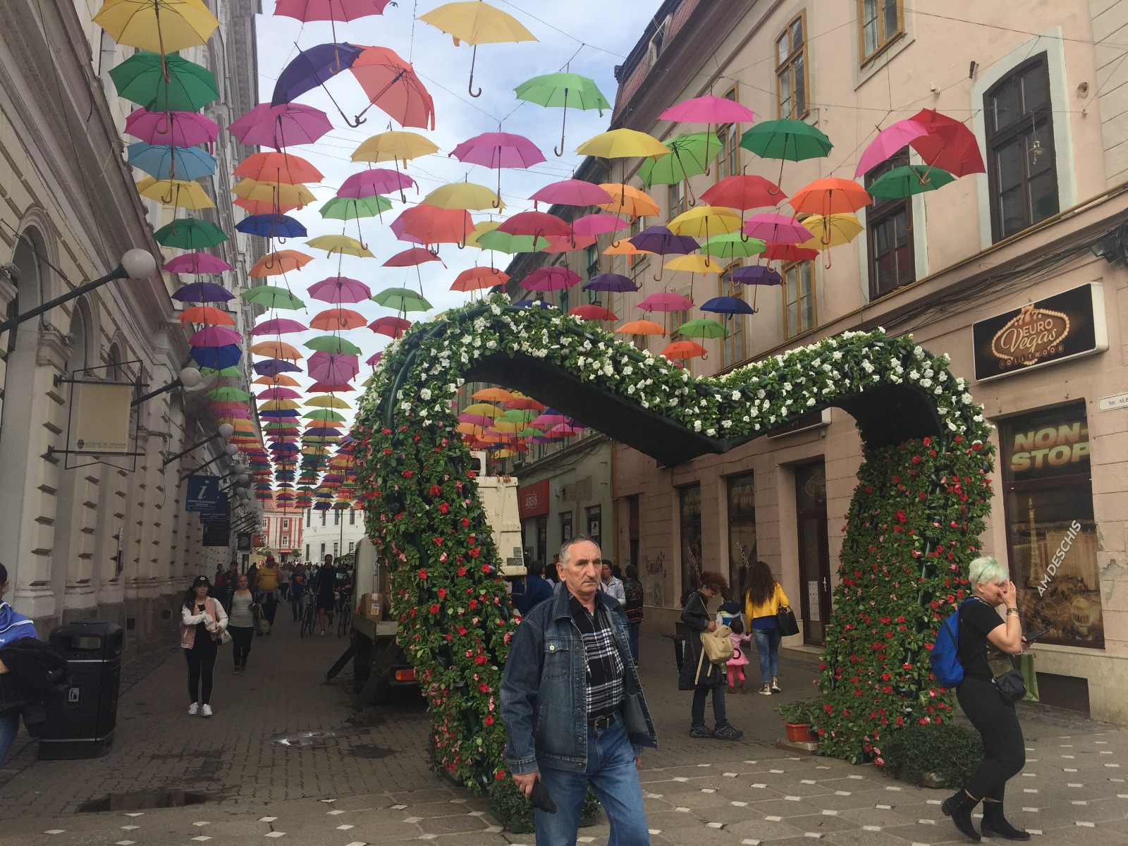 Festivalul florilor umple Timișoara de culoare și miros. În centrul orașului vor defila prințese cu calești (FOTO)