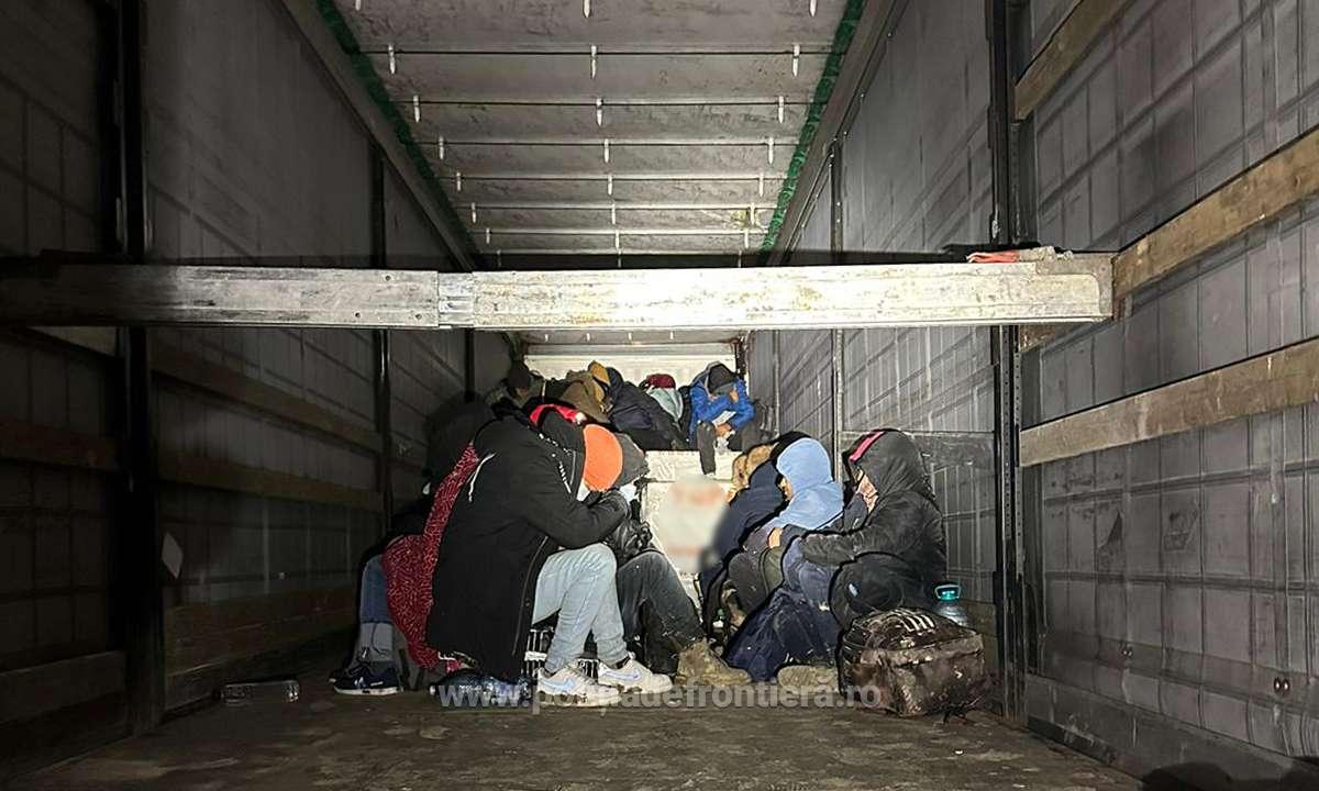 Peste 100 de migranți din Africa și Asia, găsiți la frontiera Arad în patru TIR-uri