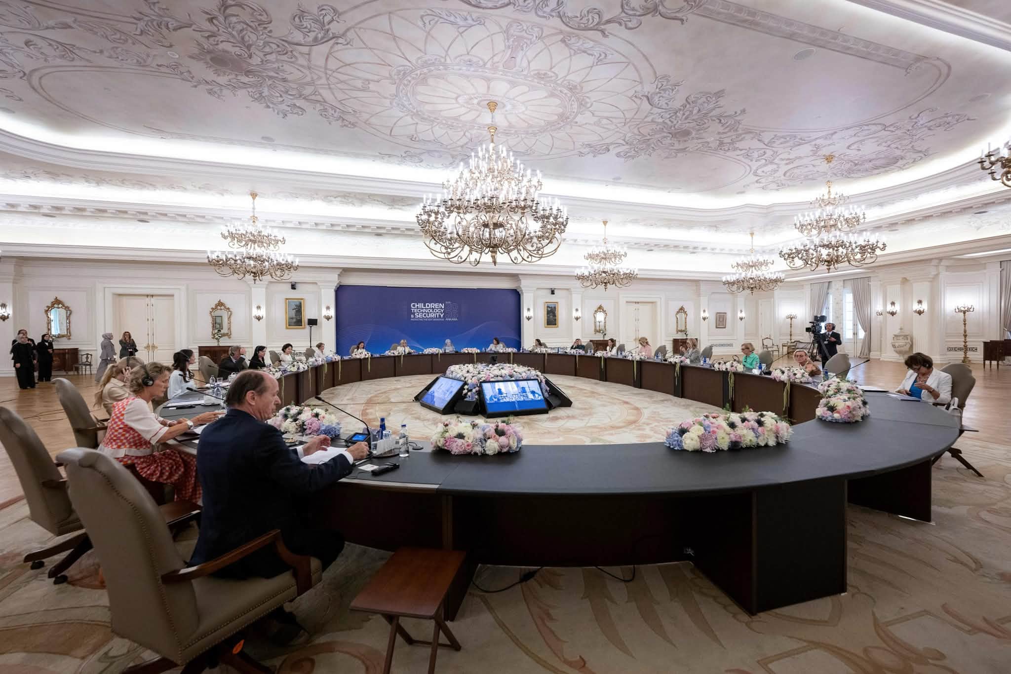 Cum s-a îmbrăcat Mirabela Grădinaru la evenimentele organizate de Emine Erdoğan, la Ankara. Imagini cu partenera lui Nicușor Dan
