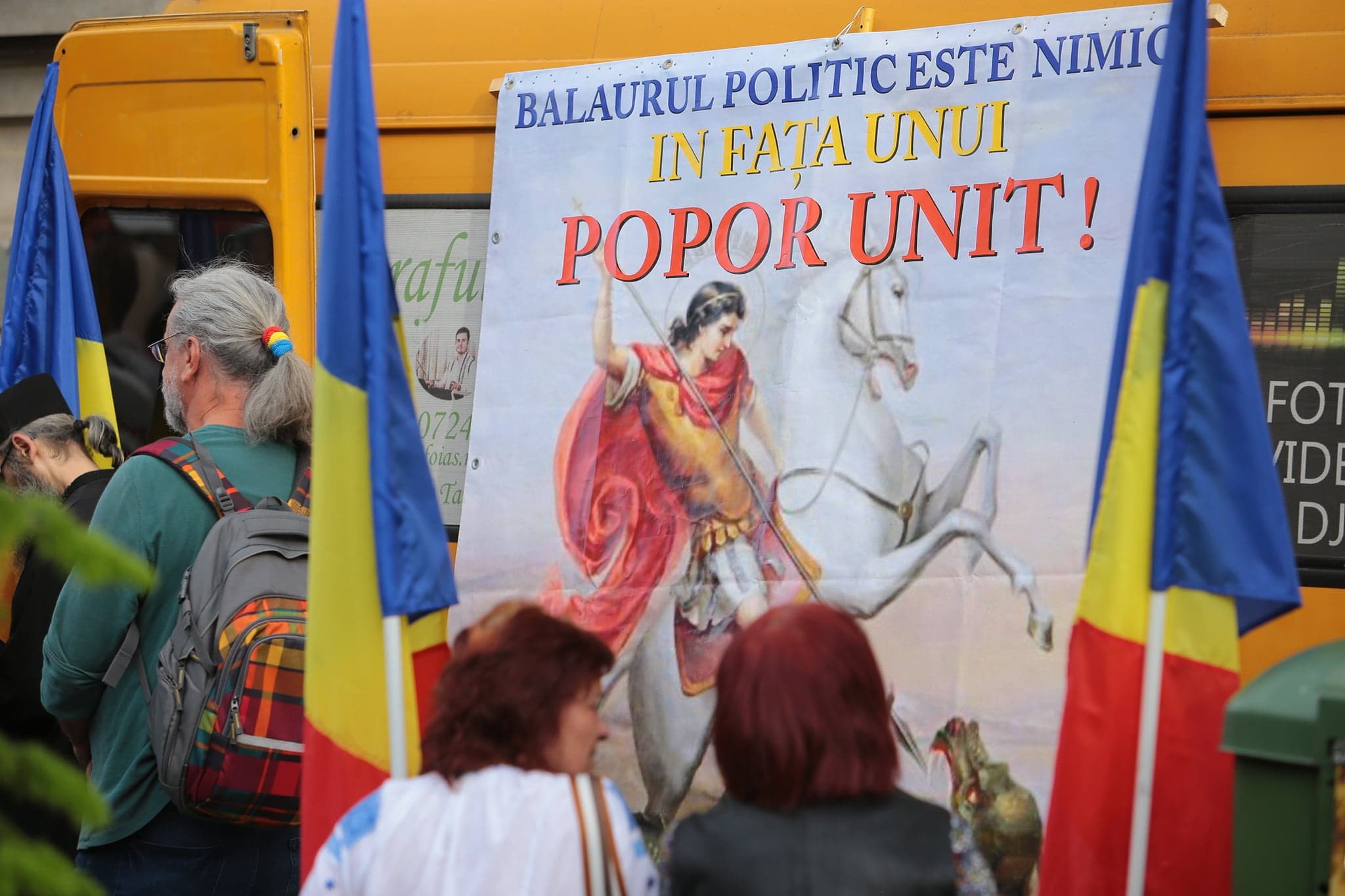 Protest antivaccinare vizavi de TNB, unde avea loc o piesă de teatru doar cu spectatori imunizați