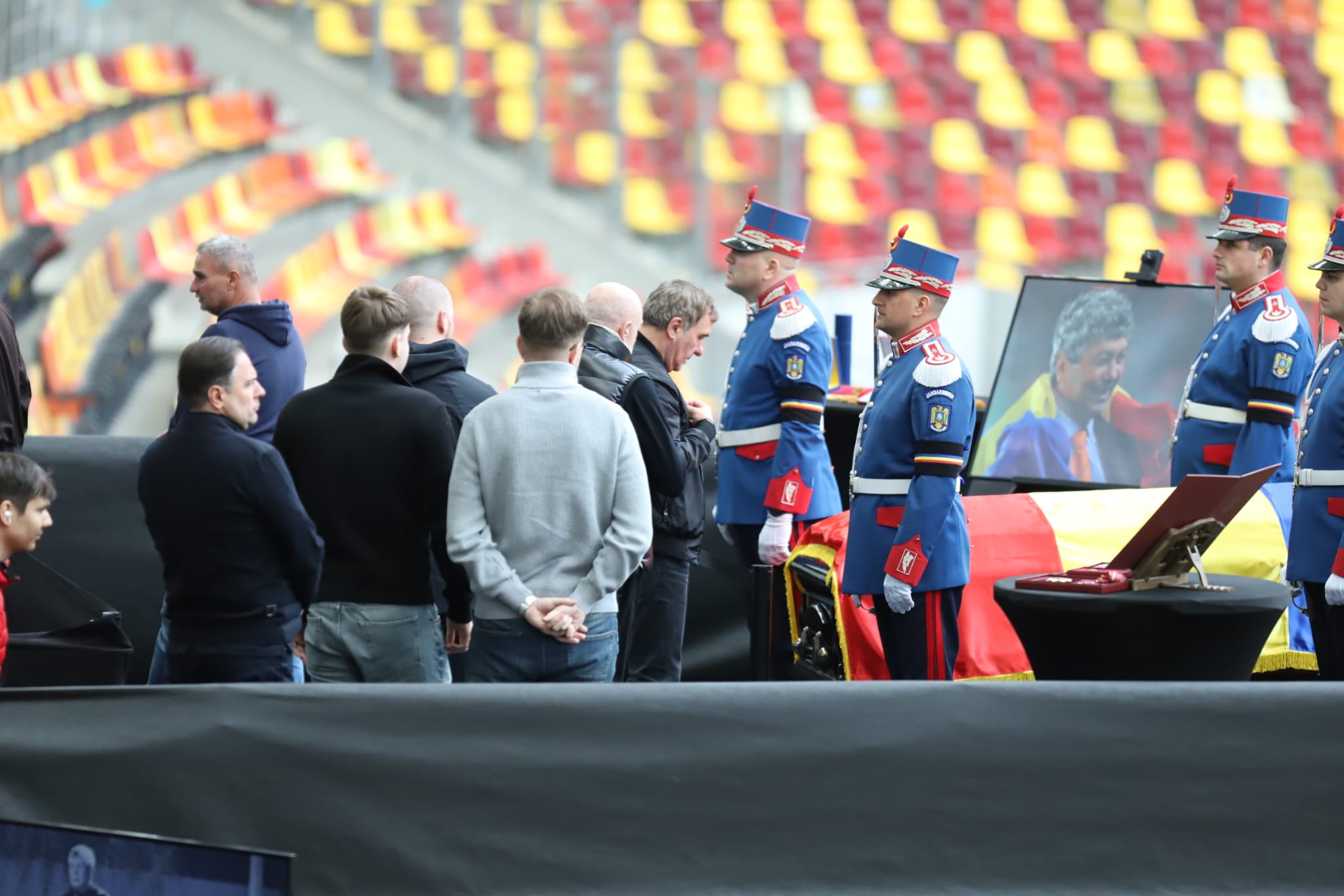 Livetext Mii de români își iau adio de la Mircea Lucescu la Arena Națională înainte de funeraliile cu onoruri militare / „Leucemia i-a provocat și grăbit sfârșitul”