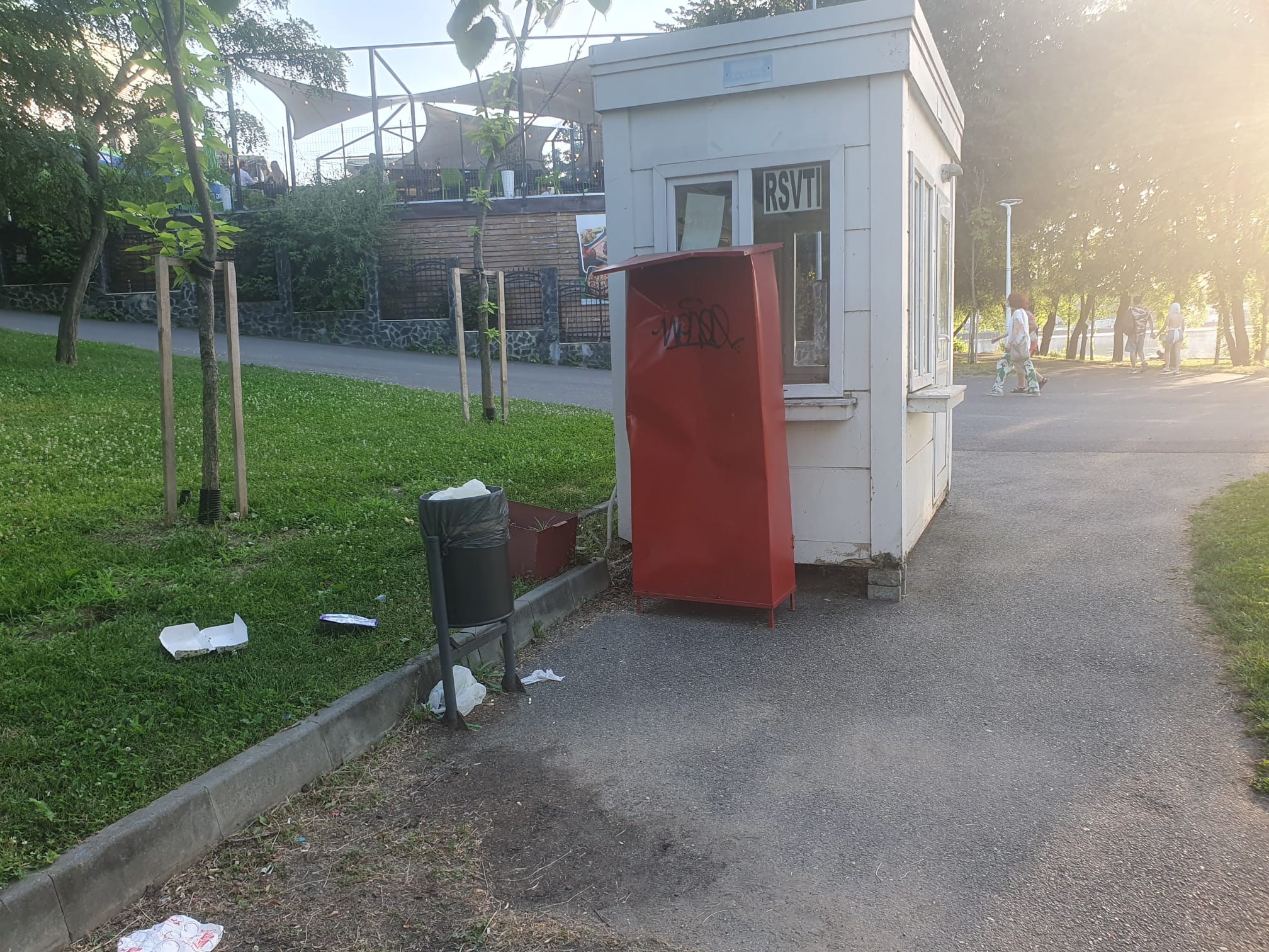 Apocalipsa din Parcul Tei: complexul de distracții abandonat, bănci vandalizate, munți de gunoaie, pontoane devastate. Pericol iminent de tragedii!