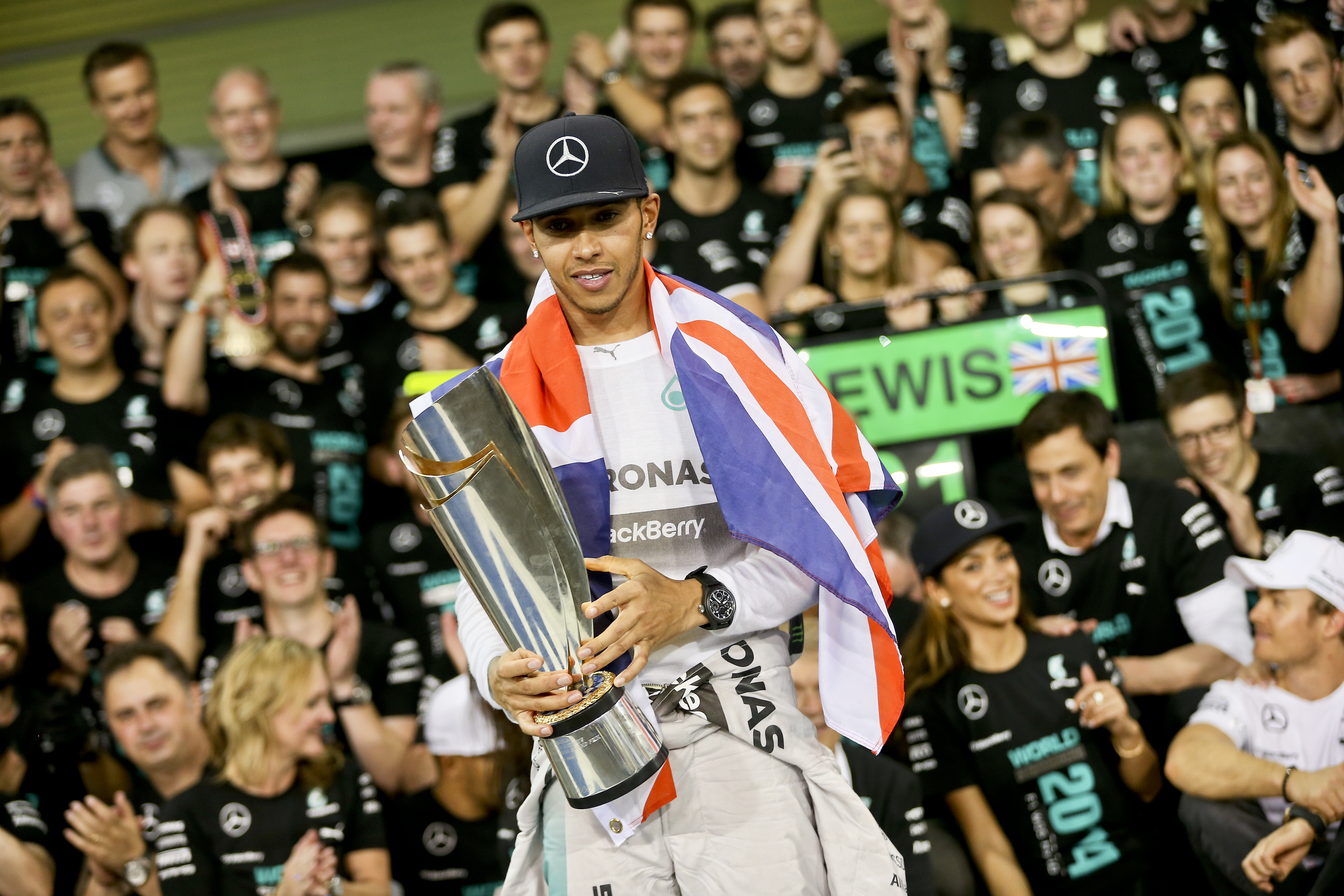 FORMULA 1 / Lewis Hamilton a câştigat titlul mondial! O maşină a luat foc!