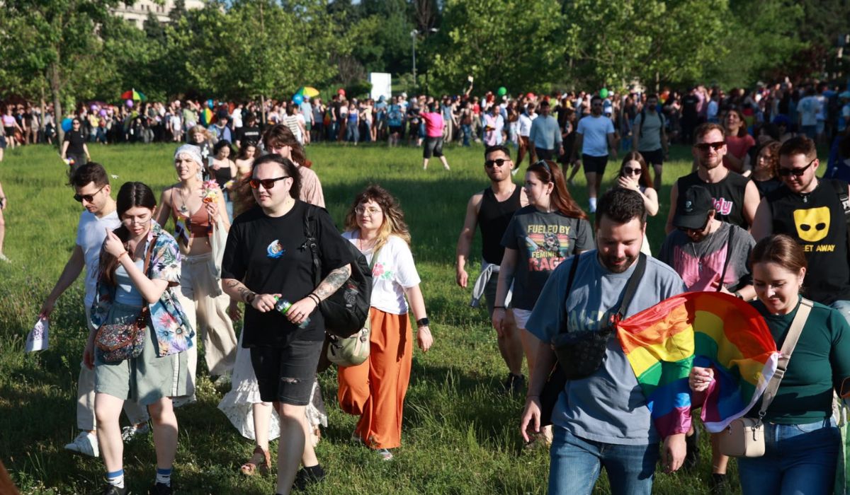 Marșul Bucharest Pride 2026: zeci de mii de oameni cer drepturi egale pentru comunitatea LGBT+ și parteneriat civil pe Calea Victoriei