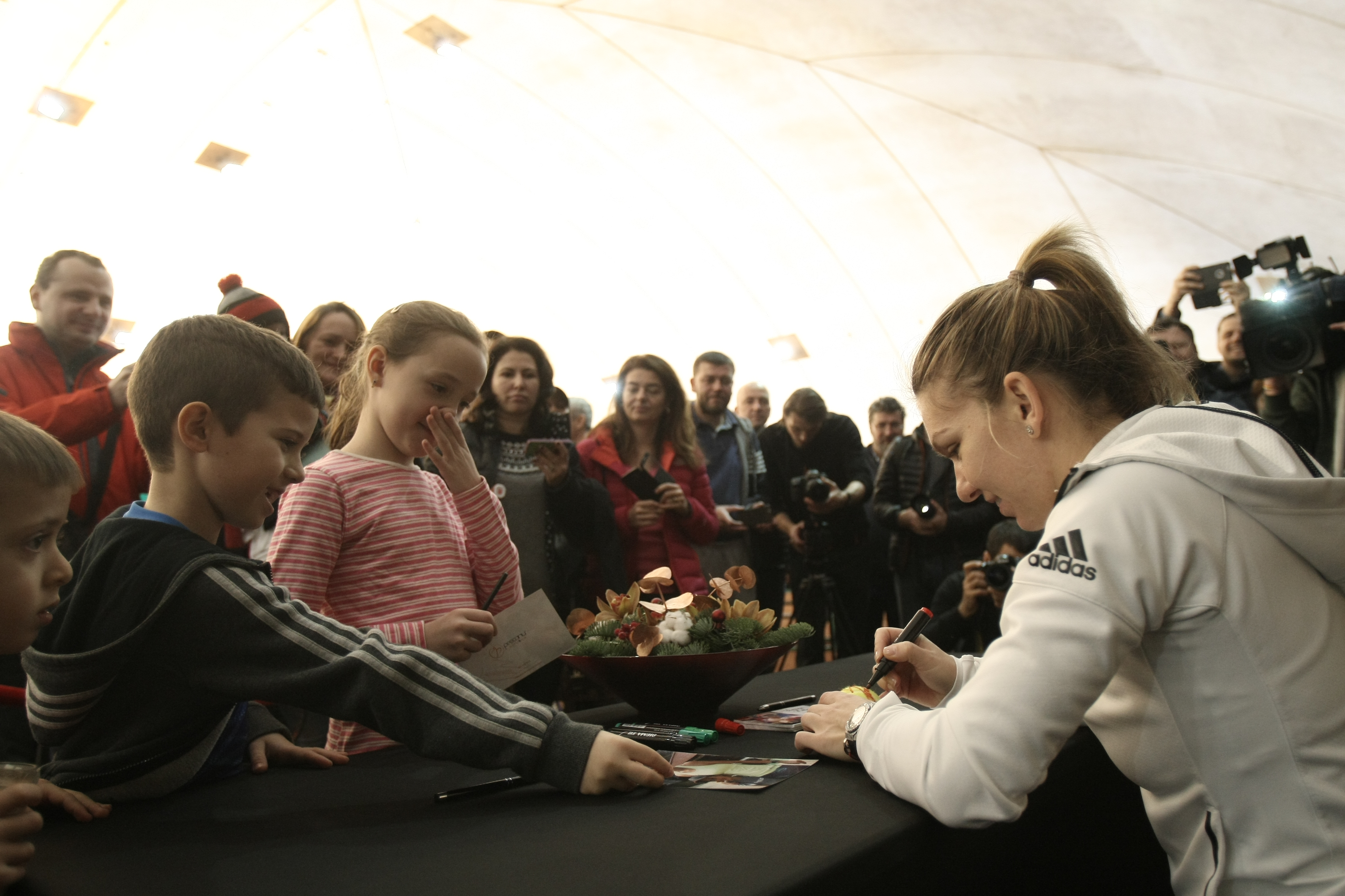 Simona Halep și-a luat energie de la copii! Un fost fotbalist stelist și-a adus fata, ca să ia autograf de la campioană / GALERIE FOTO