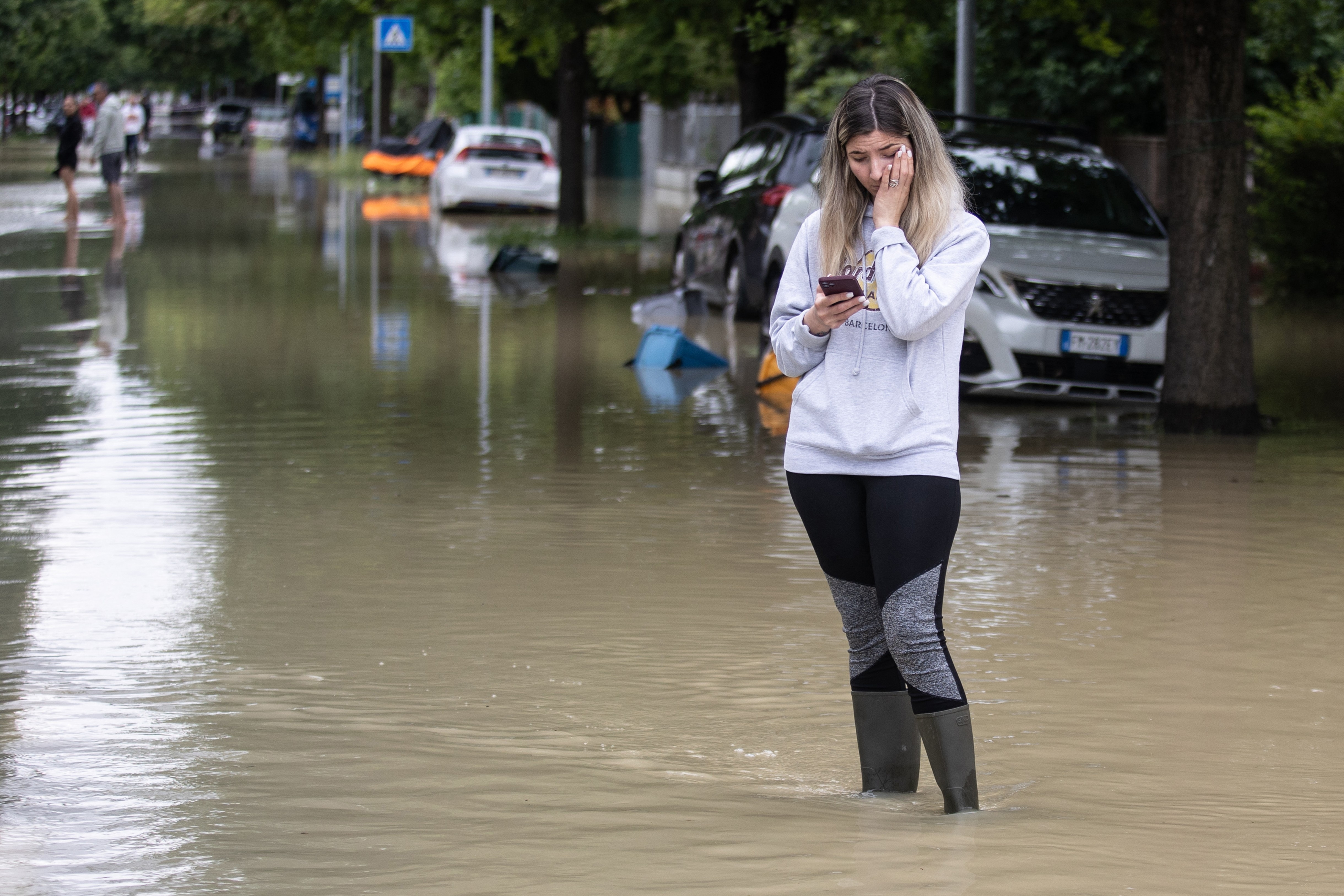 23 de râuri ieșite din matcă, 280 de alunecări de teren, 400 de drumuri blocate și 20.000 de oameni evacuați, în nordul inundat al Italiei