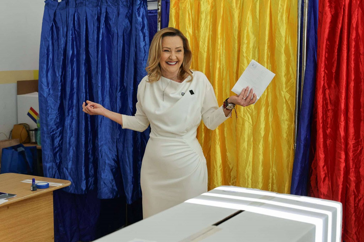 Elena Lasconi, îmbrăcată într-o rochie de 1.000 de lei la secția de votare. Cine i-a creat ținuta și cum a apărut alături de Cătălin Georgescu, soțul ei