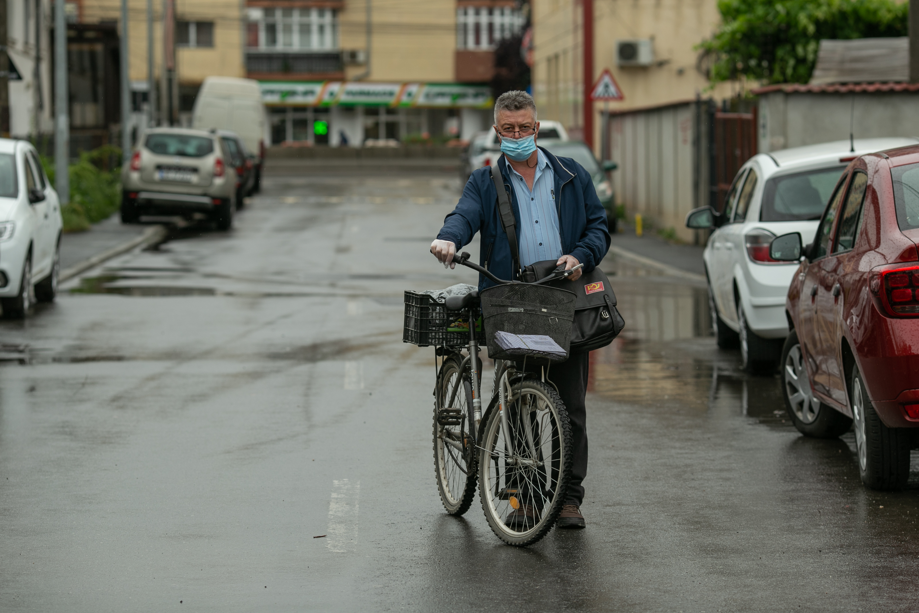 Făcându-i vizibili. Cum și-au petrecut ultimele trei luni oamenii care au ajutat societatea să funcționeze în pandemie: profesori, curieri, paramedici, poștași (I)