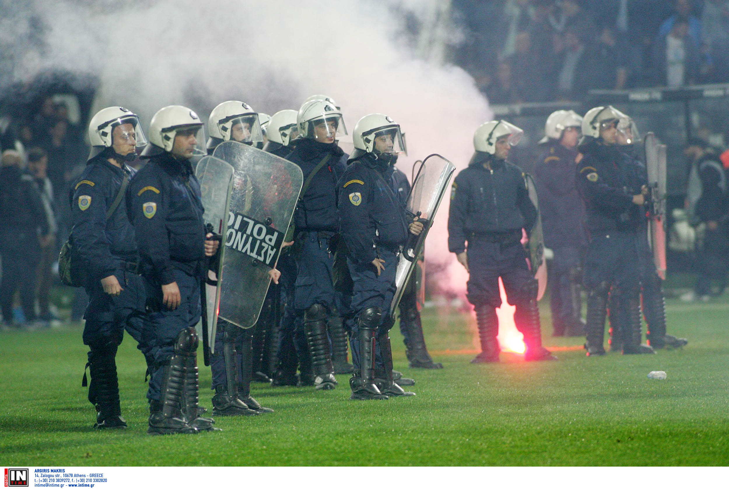 Război în Grecia: meciul PAOK - Olympiacos a fost abandonat. ^Fanii au intrat pe teren! Antrenorul oaspeților a fost lovit / VIDEO