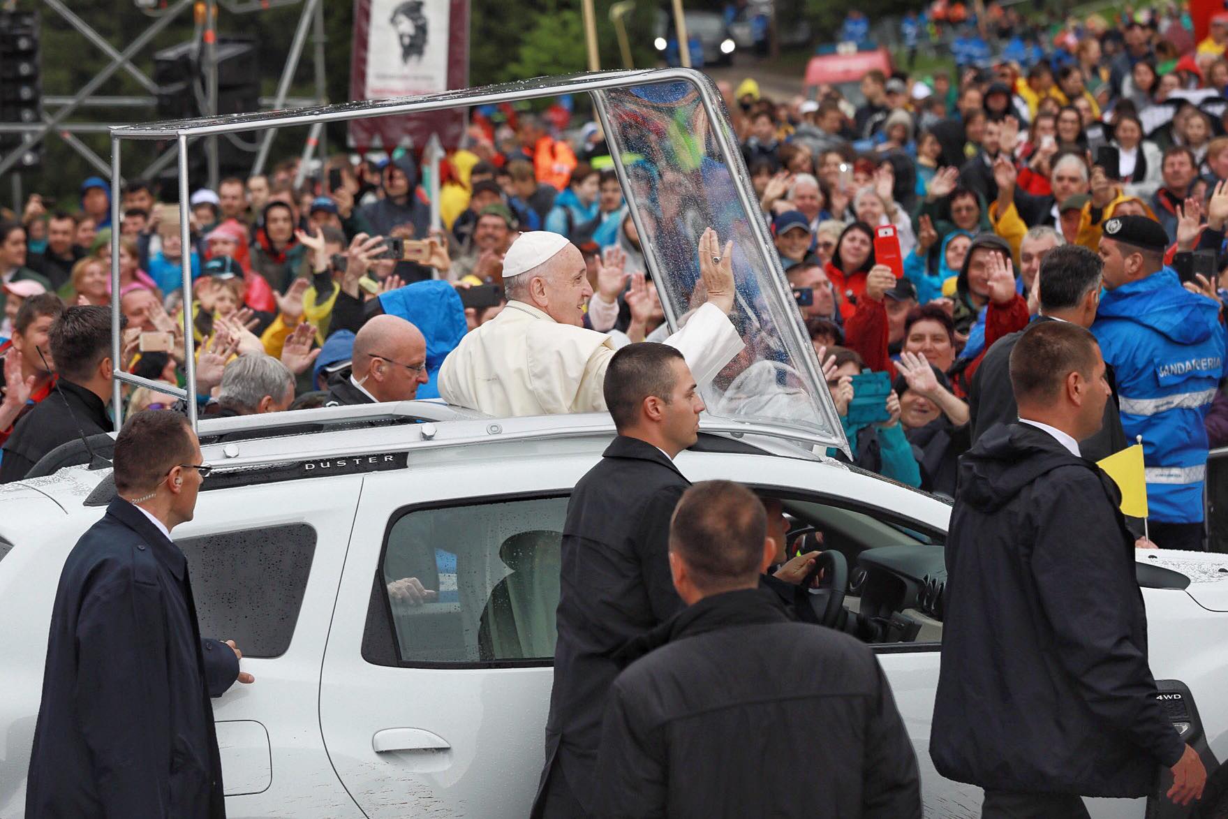 FOTO & VIDEO | Momentul în care Papa Francisc trece cu papamobilul Dacia Duster printre pelerinii de la Șumuleu Ciuc