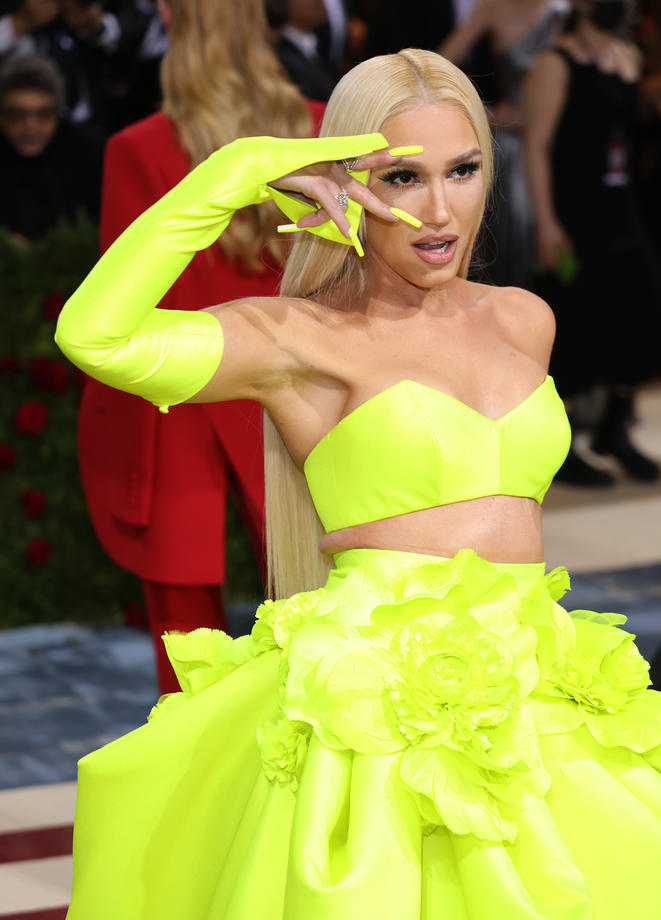 Ținute spectaculoase la Met Gala 2022. O celebră actriță s-a dezbrăcat pe covorul roșu și a apărut cu sânii la vedere