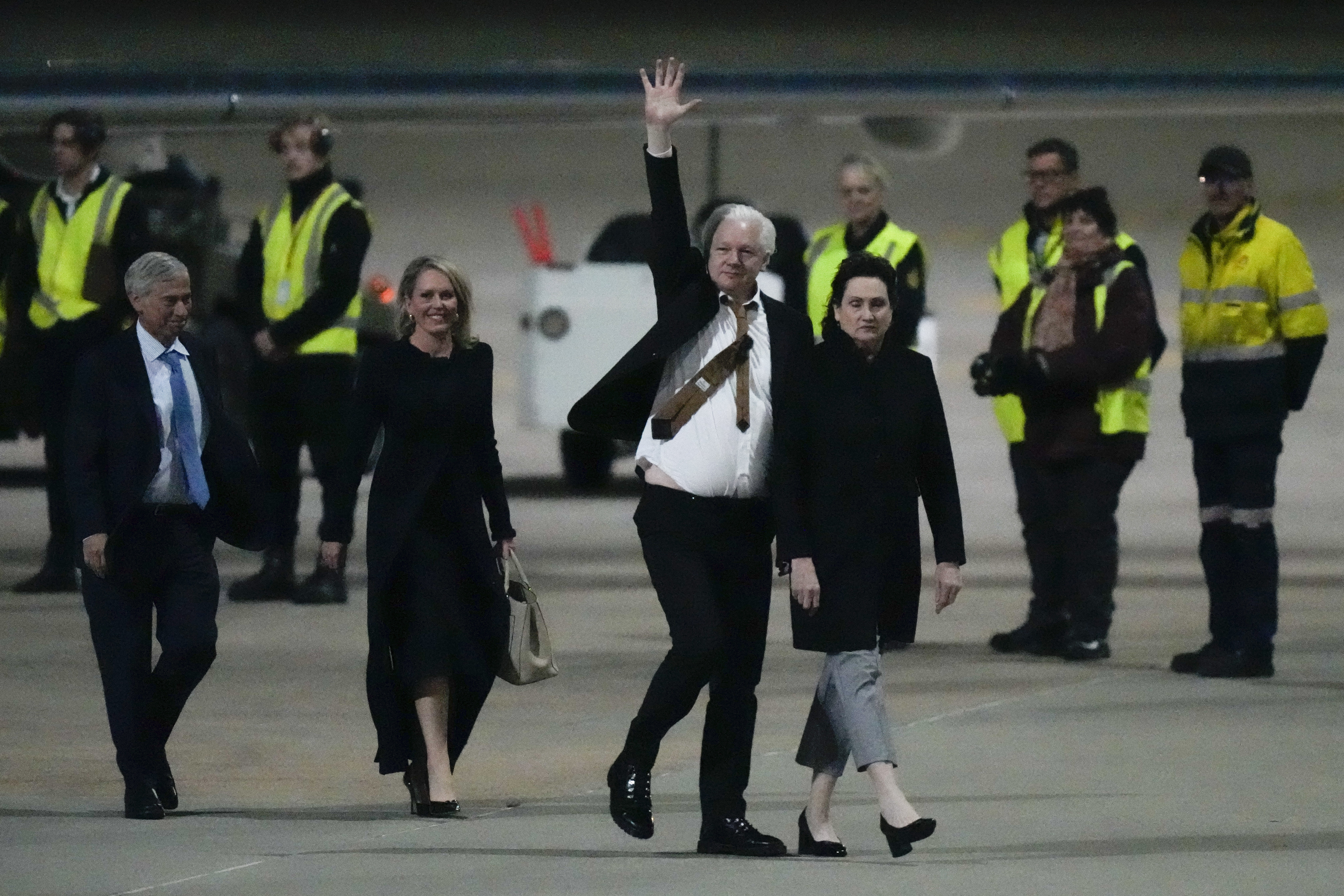 Julian Assange a ajuns în Australia, după eliberarea din închisoare: a fost așteptat de familie și de numeroși susținători pe aeroport