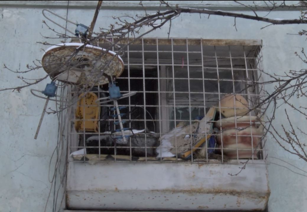 #salvatipipera | VIDEO. Cartierul contrastelor: cum se văd clădirile de sticlă din blocurile de nefamiliști. ”Noi am vrea doar apă caldă...”