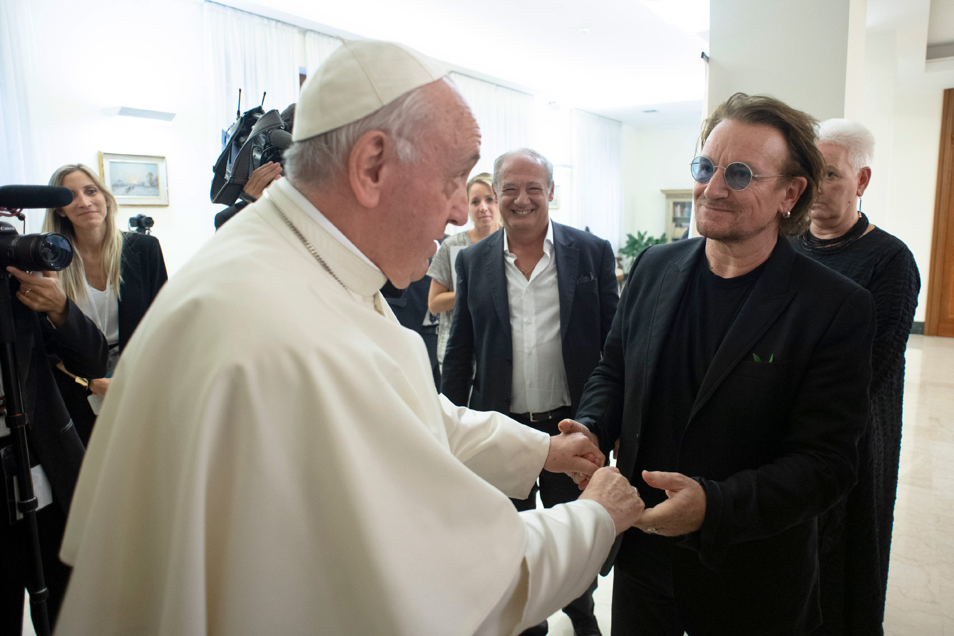 FOTO | Bono a discutat cu Papa Francis despre scandalurile de agresiune sexuală din Biserică: Se putea vedea durerea pe chipul lui