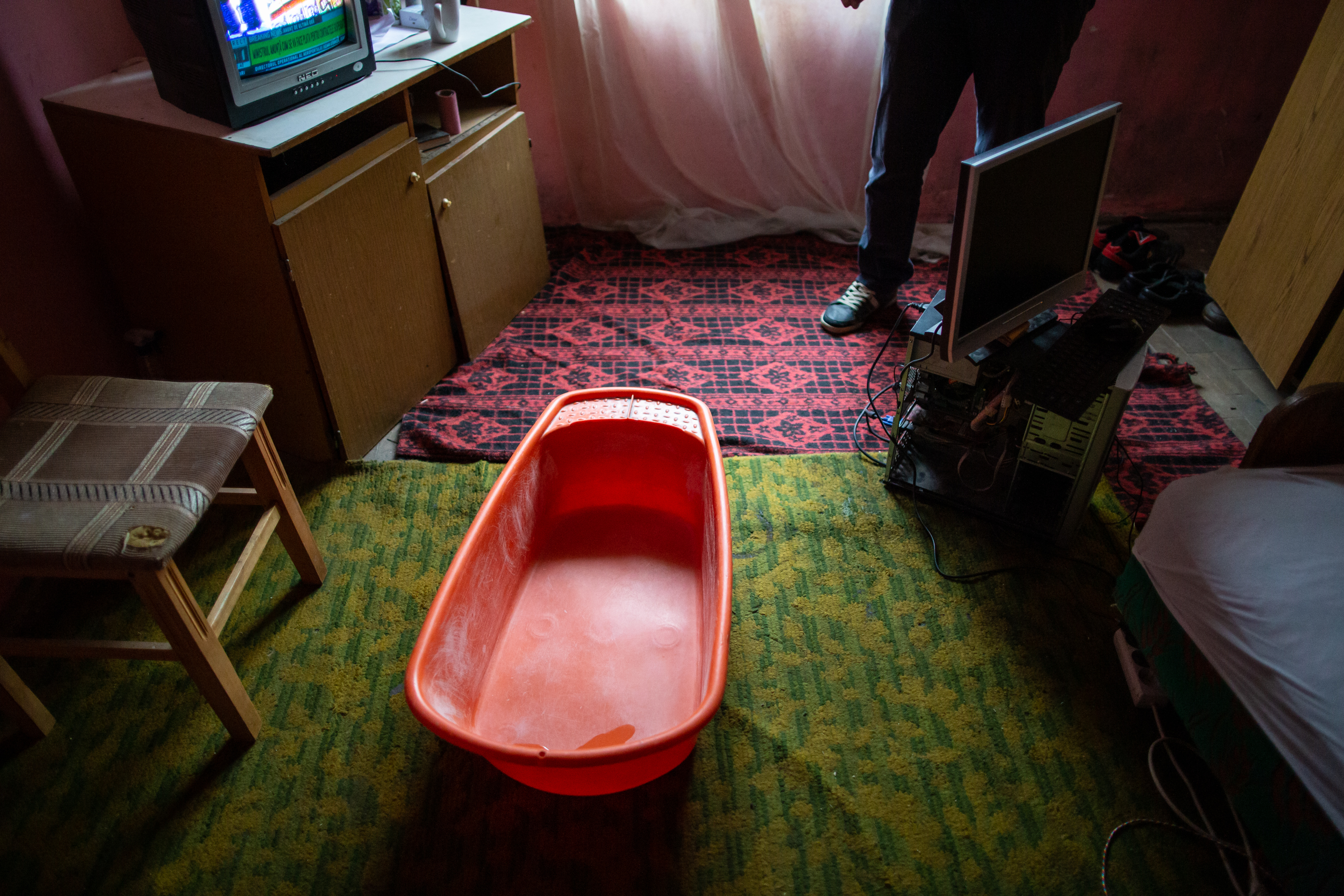 Oameni fără nici o armă în fața coronavirusului. Igienă la lighean și veceuri turcești în ”blocurile grecești” din Ștefănești