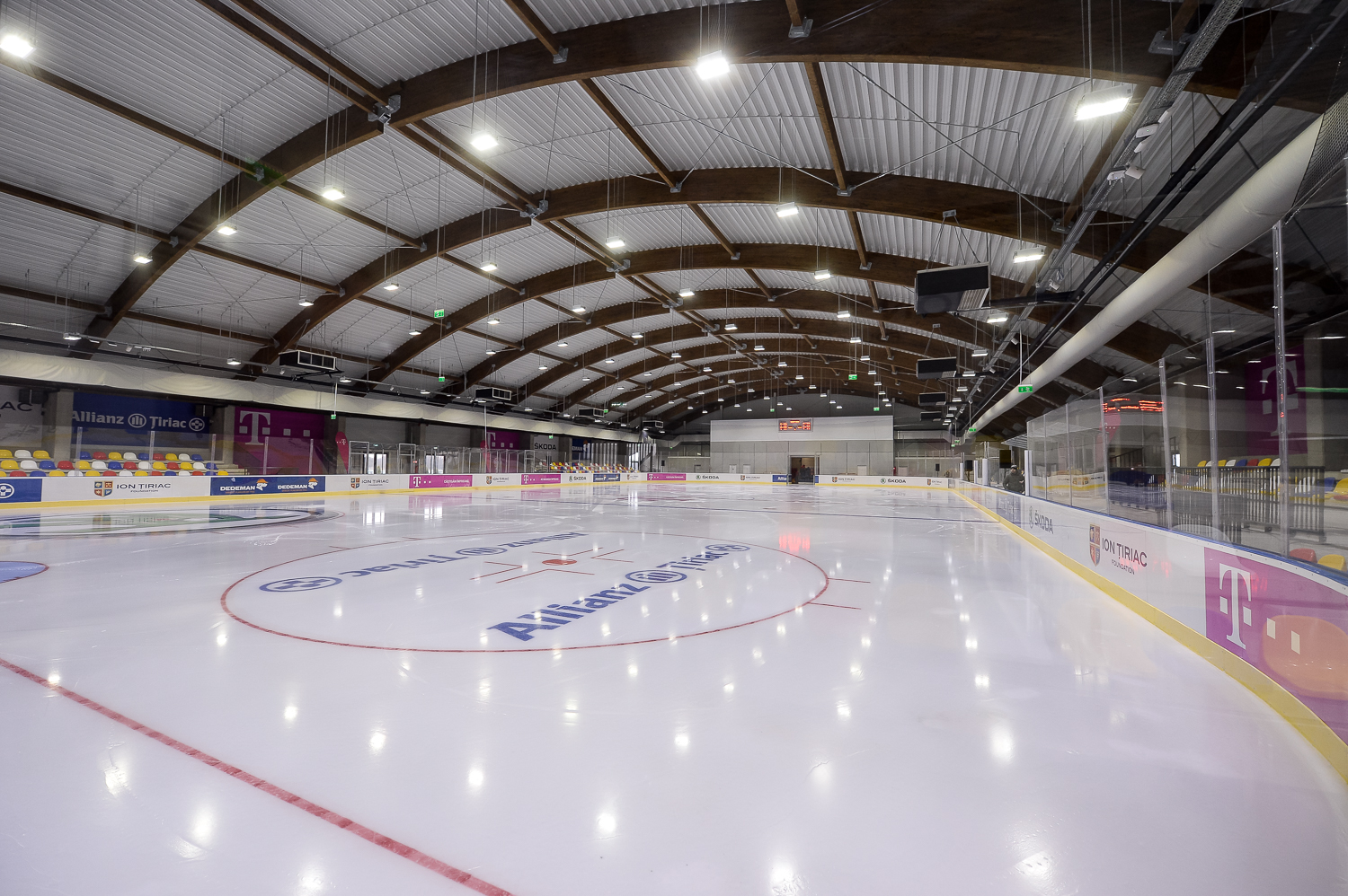 Patinoarul construit de Ion Țiriac, la Otopeni, a fost inaugurat / GALERIE FOTO