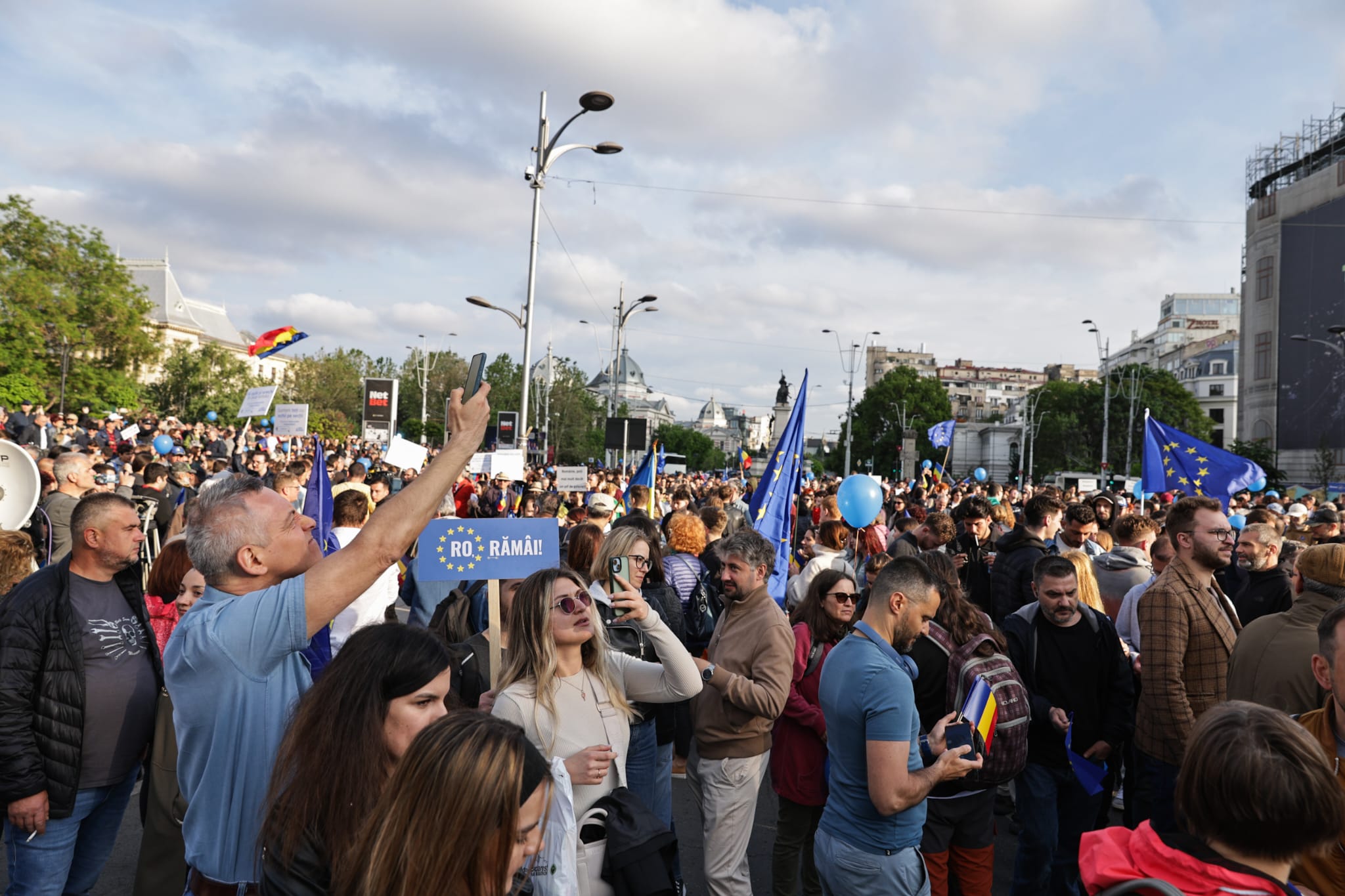 Miting pro Europa în București de Ziua Europei pentru susținerea apartenenţei la UE. Lumea a cântat „Imnul golanilor” și „Insieme”. Câți oameni au fost