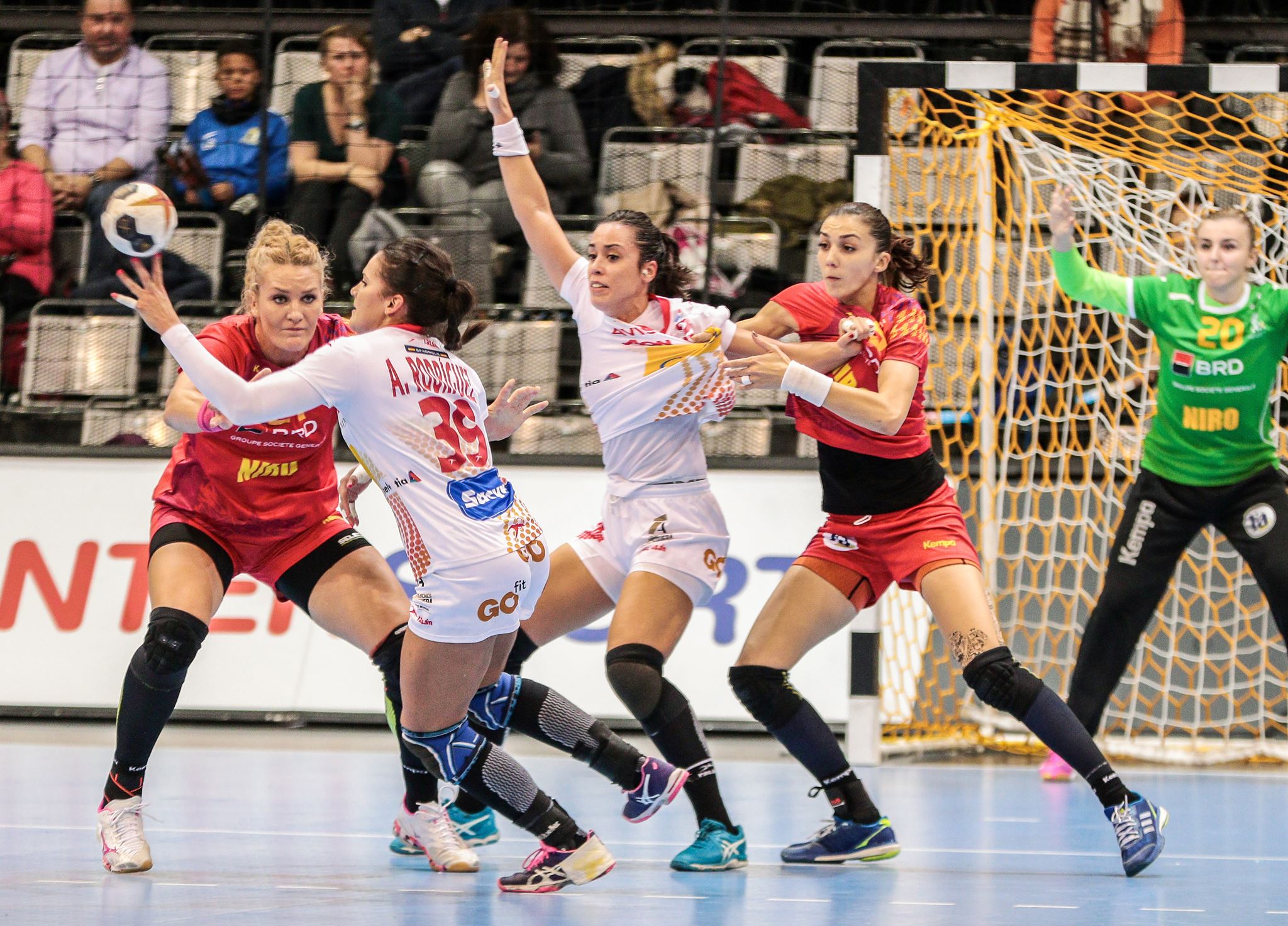 LIVE&VIDEO România - Angola, la Campionatul Mondial de handbal feminin 2017. Egal la pauză, chinurile facerii pentru succes! Joc împiedicat, echipa din Africa a condus și la patru goluri! Dar avem 4 victorii din 4