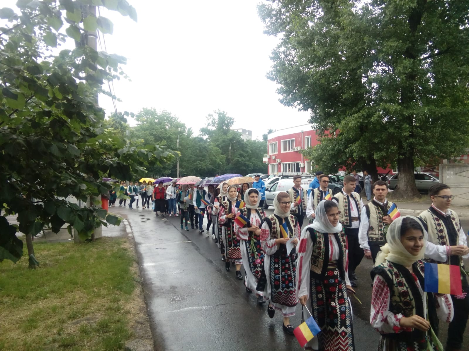 Sute de persoane au participat la procesiunea tradiţională de Înălţare şi de Ziua Eroilor de la Galați/ GALERIE FOTO