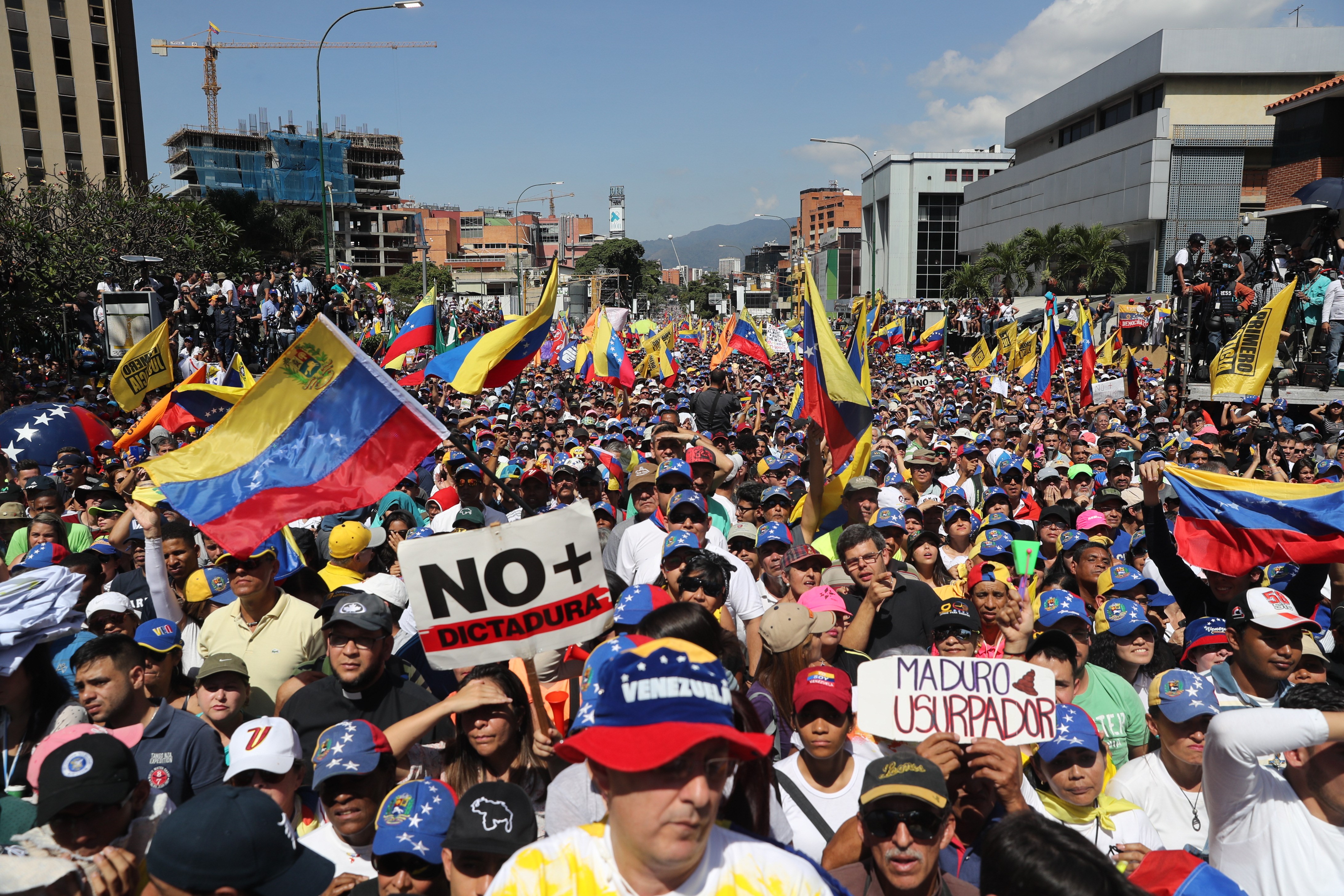 Criza din Venezuela | Străzile din Caracas, ocupate de susținătorii lui Guaido și Maduro. FOTO
