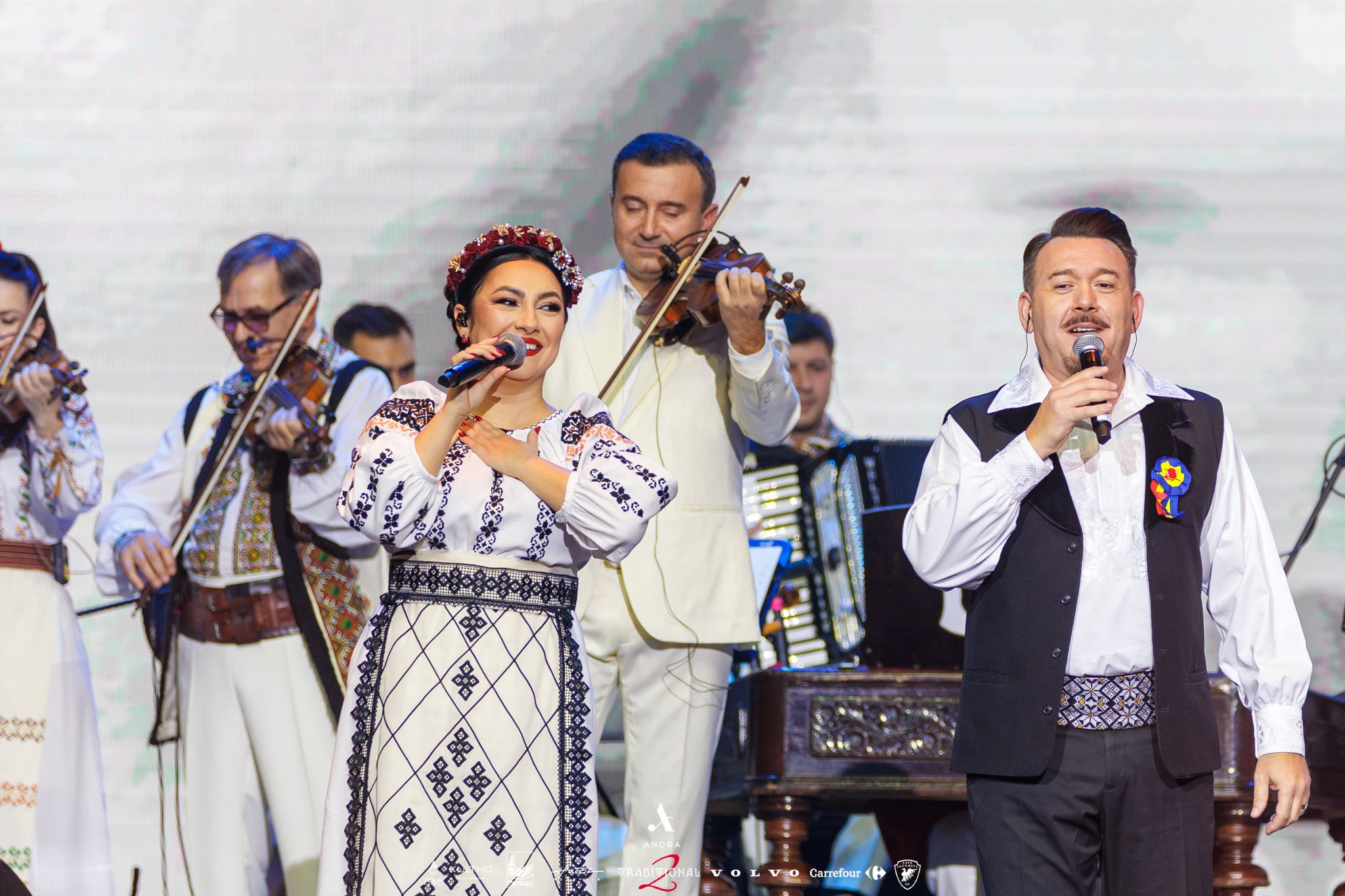 Imagine rară cu Andra alături de familia ei. În poză apar părinții, dar și frații cântăreței, Săndel, Diana și Aura