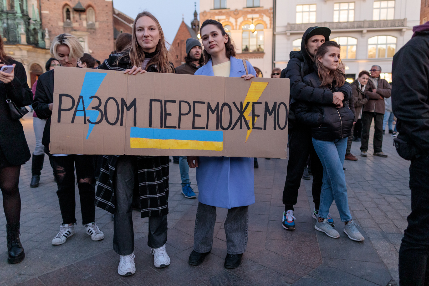 REPORTAJ. Considerați „hienele Europei” de presa rusă, care-i amenință, ca pe ucraineni, cu „denazificarea”, polonezii strigă „Ce-i cu cârpa din balcon?!” în fața steagului consulatului rus