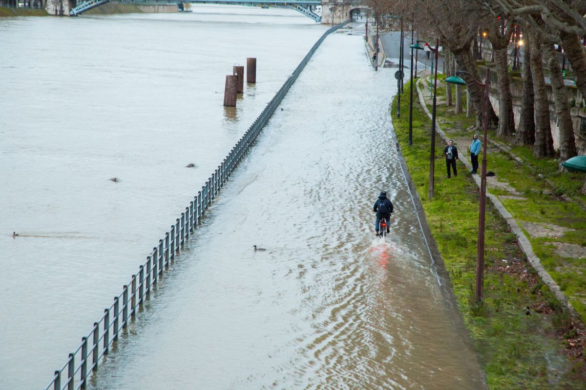 Imagini de coșmar pentru parizieni, după ce nivelul fluviului Sena a crescut alarmant