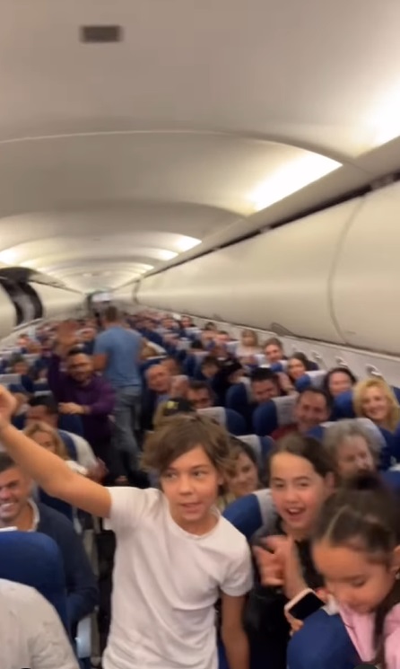 Andra a cântat într-un avion pe ruta București - Cluj. Pasagerii s-au ridicat în picioare: „Avea cumva întârziere avionul și făcuși divertisment?”