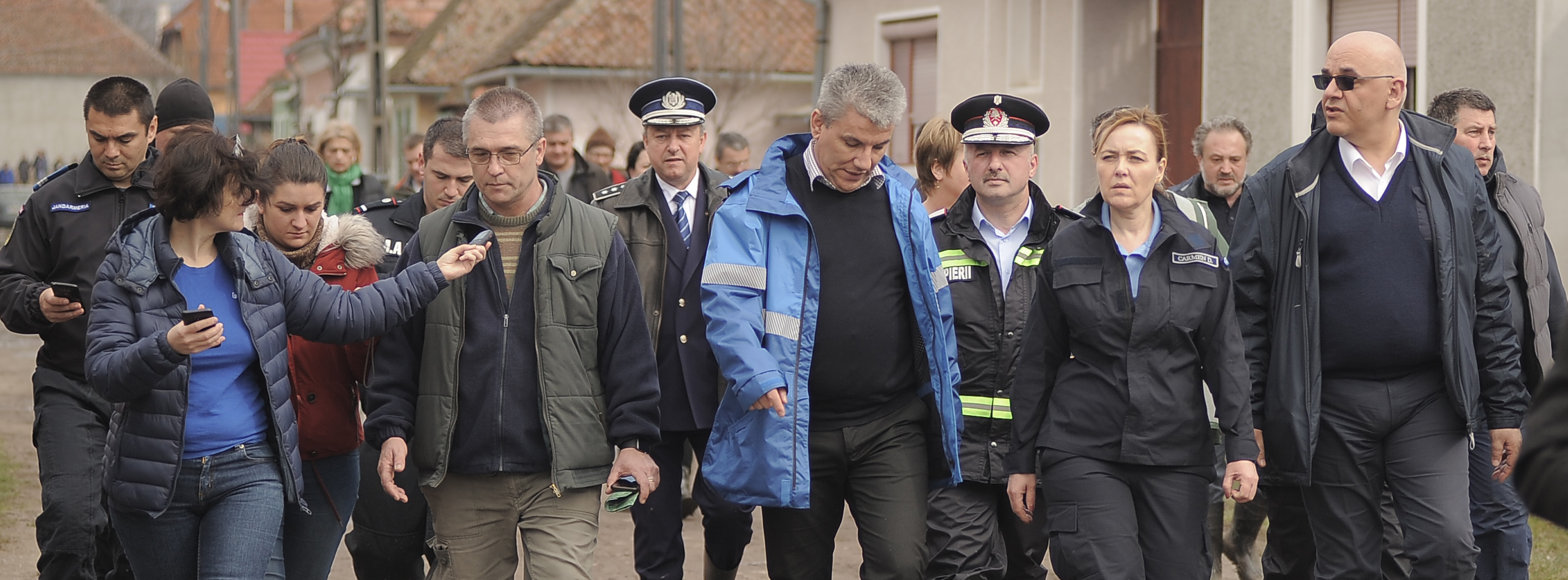 REPORTAJ: Ziua Maghiarilor, cu ghetele-n noroi, la Căpeni: "N-am mai ajuns să punem flori la monument. E înghiţit de apă“/FOTO