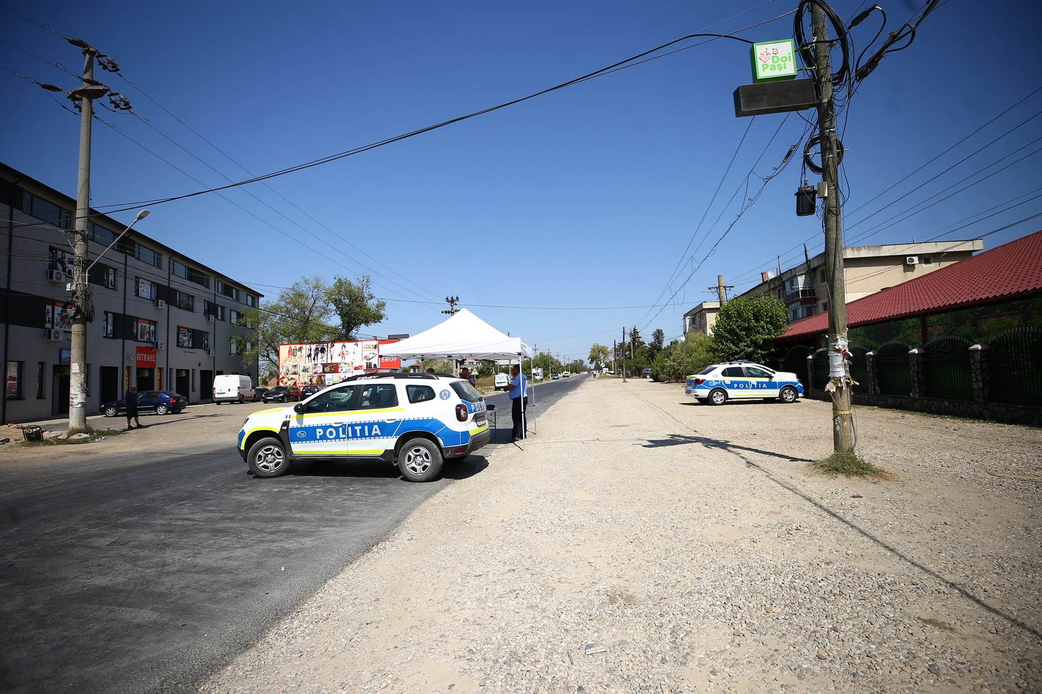 IMAGINILE DIMINEȚII LA CREVEDIA. Oamenii își repară casele, afectate și la 800 de metri de exploziile de la stația GPL. „Ne-au căzut ferestrele, au ieșit din balamale”