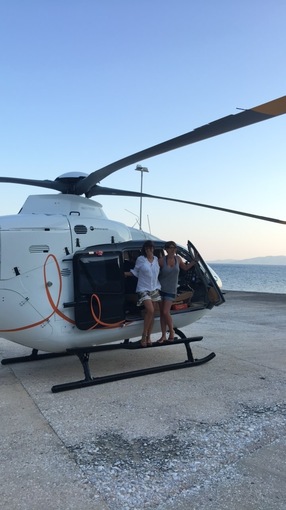EXCLUSIV/ Vedetele se sparg în fițe la Mykonos. Delia și fostul ginere al lui Băsescu frecventeză cluburi unde șampania ajunge la 125.000 de euro