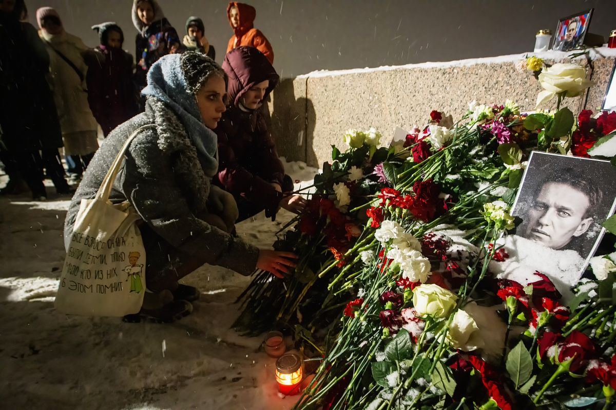 Peste 200 de rețineri în Rusia în urma protestelor tăcute. Oamenii au depus flori în memoria lui Aleksei Navalnîi, în mai multe orașe - UPDATE