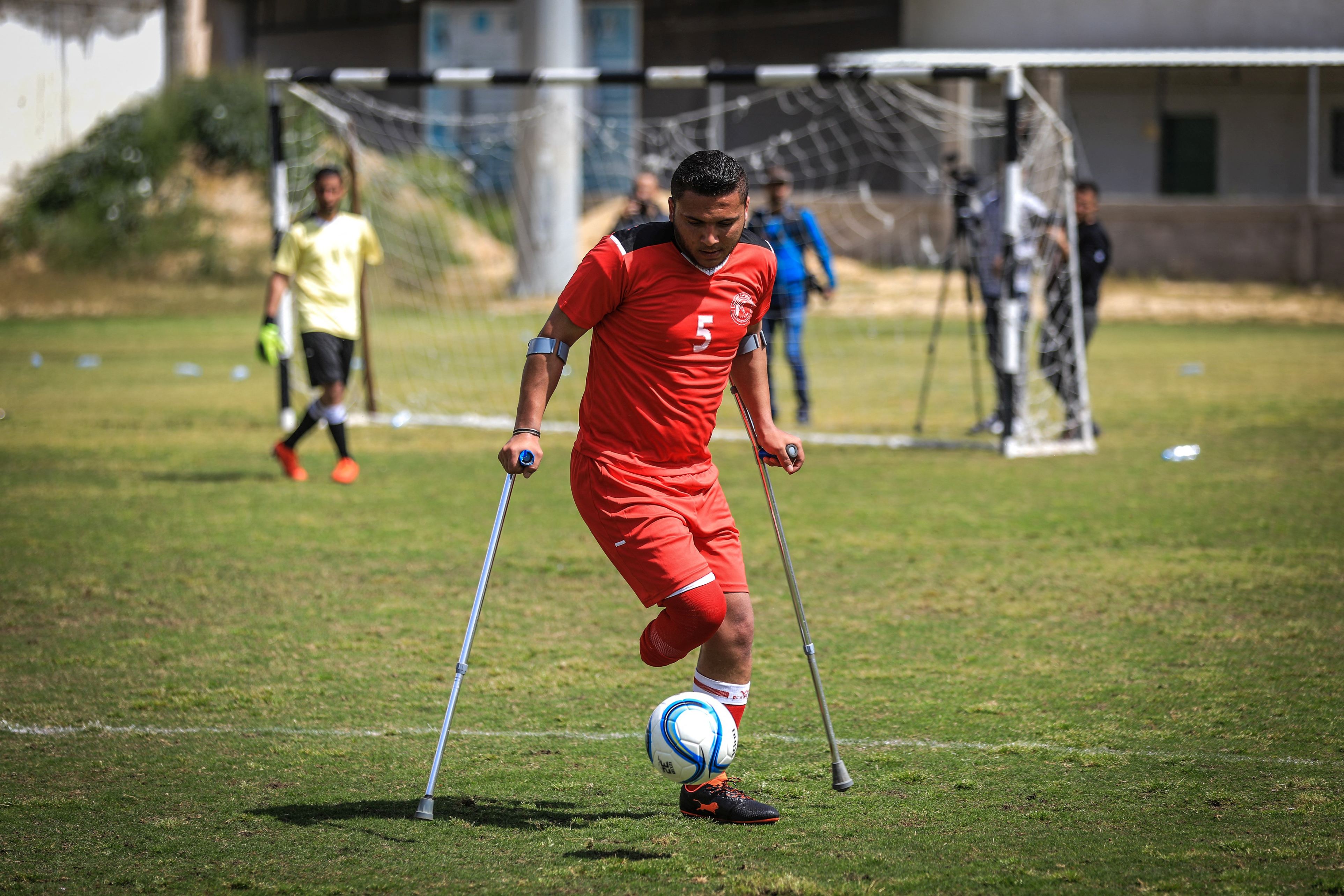Bărbații din Gaza cu picioarele amputate își caută alinarea în fotbal | GALERIE FOTO